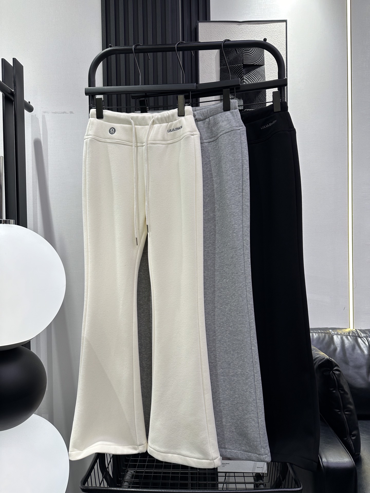 NO:607656,LULU-popular style embroidered LOGO boot-cut pants, sweatpants with velvet fabric, medium and high waist design, boot-cut upper body to elongate the line proportions, micro-elastic texture, the upper body is not bloated and looks slim, three colors smlxl,,alexander wang19860909LULU-爆款刺绣LOGO微喇裤 卫裤加绒面料 中高腰设计 微喇版型上身拉长线条比例 微弹力质感一绝 上身不臃肿巨显瘦 三色 smlxl,,alexander wang,Women's clothing