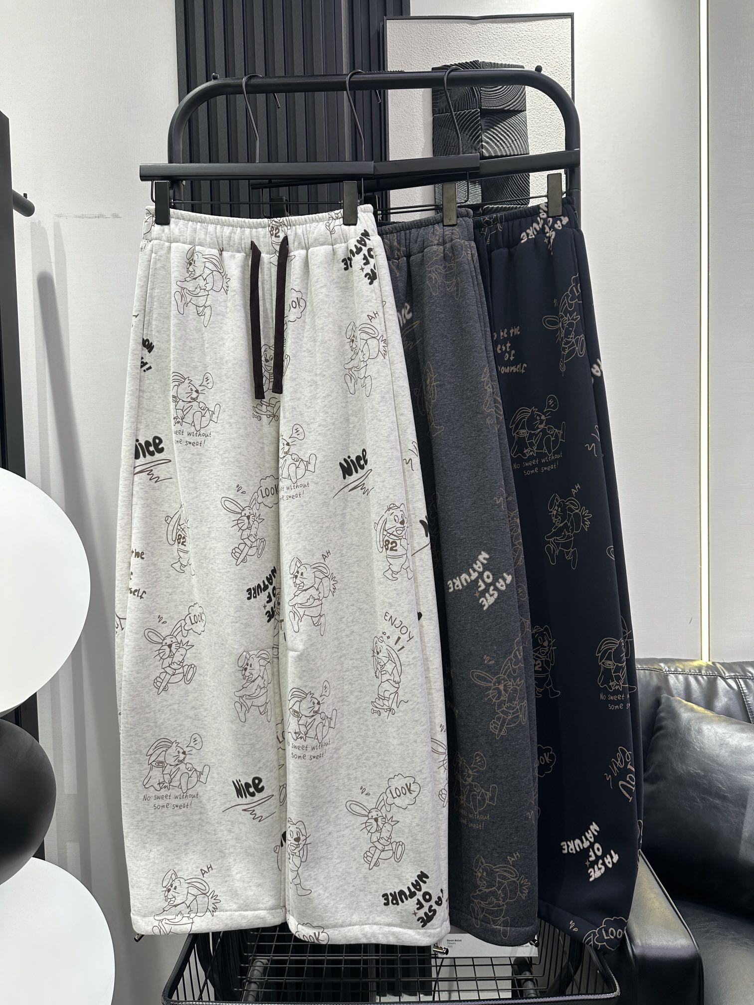 NO:609440,QOY-The most popular continuation of the rabbit print plus velvet leggings sweatpants. The upper body is fashionable and full of laziness. It is casual and versatile. It is a fashionable and age-reducing must-have item. Four colors smlxl,,alexander wang19860909QOY-爆款延续兔子印花加绒束脚卫裤 版型洋气上身满满慵懒感 休闲百搭 时尚减龄必备单品 四色 smlxl,,alexander wang,Women's clothing