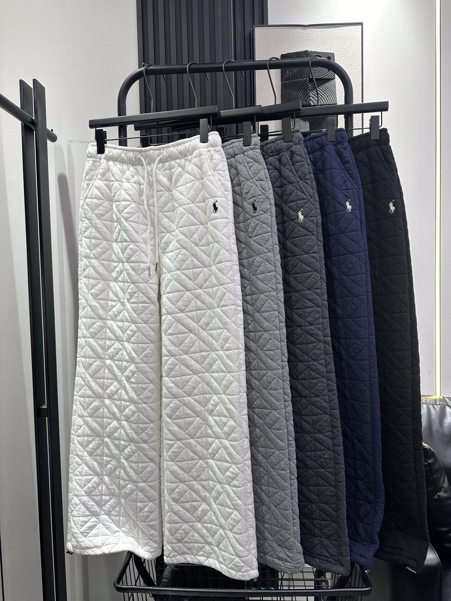 NO:609443,QOY-New style embroidered logo logo quilted wide-leg pants with drawstrings on the legs for two wears. The shape of the upper body is great. Fashionable and versatile. Five colors. smlxl,,alexander wang19860909QOY-新款刺绣logo标夹棉阔腿裤 裤脚带抽绳两穿 版型上身效果很赞 洋气时尚百搭 五色 smlxl,,alexander wang,Women's clothing