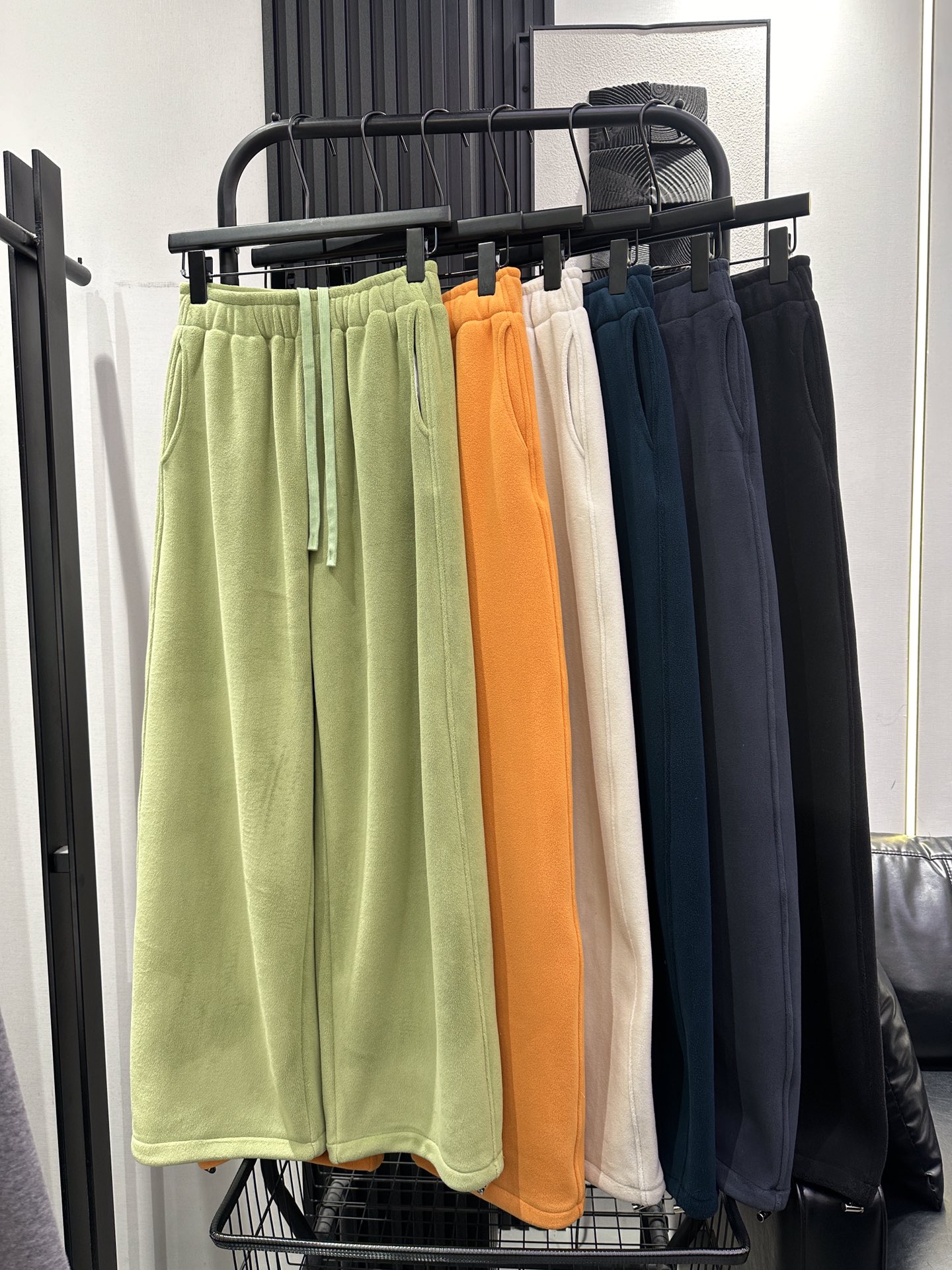 NO:621522,BALENCIAGA Balenciaga - hot style colorful double-sided Ollie scimitar pants with drawstring at the legs for two wears. The fabric is drapey and the upper body is super comfortable. You will be warm as soon as you wear it. Six colors smlxl, balenciaga, balenciaga, alexander wang19860909BALENCIAGA 巴黎世家-爆款彩色双面奥利绒弯刀裤 裤脚带抽绳两穿 面料有垂感 上身超舒服的 一穿即暖 六色 smlxl,,balenciaga,balenciaga,alexander wang,Women's clothing