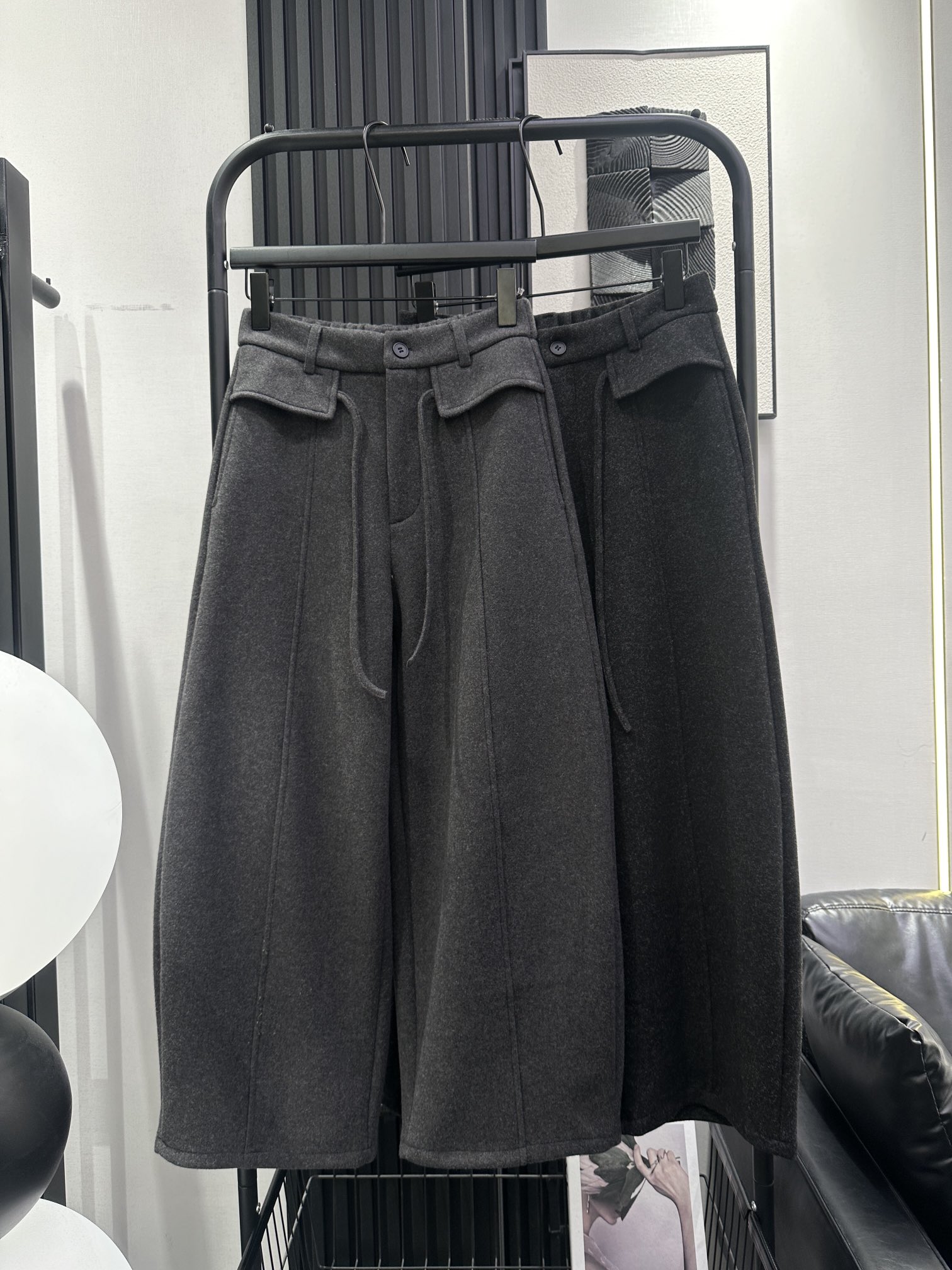 NO:653907,QOY-New style of velvet nine-point banana pants with front waist pocket flap straps. Composite woolen fabric. The upper body is fashionable. It is thick across the thighs and easy to control. Whoever wears it looks better. Two colors smlxl,,alexander wang19860909QOY-新款前腰袋盖绑带加绒九分香蕉裤 复合羊毛呢面料 版型上身洋气 跨大腿粗轻松驾驭 谁穿谁好看 两色 smlxl,,alexander wang,Women's clothing