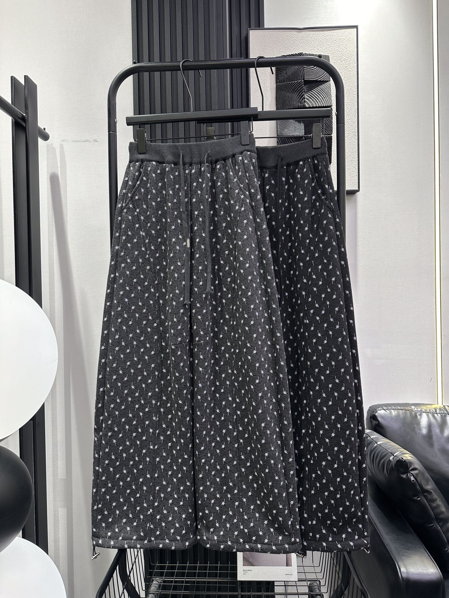 NO:655574,QING OUYANG - New style printed floral casual velvet scimitar pants, very novel colors, paired with a simple top, fashionable look!  The upper body is really amazing. The slightly loose fit is not flattering at all. It is a versatile style. Two colors. smlxl,,alexander wang19860909QING OUYANG -新款印碎花休闲加绒弯刀裤 很新颖的花色 搭配简约的小上衣 时髦look！上身真是太惊艳了 微宽松的版型完全不挑身材 妥妥的百搭款哦 两色 smlxl,,alexander wang,Women's clothing