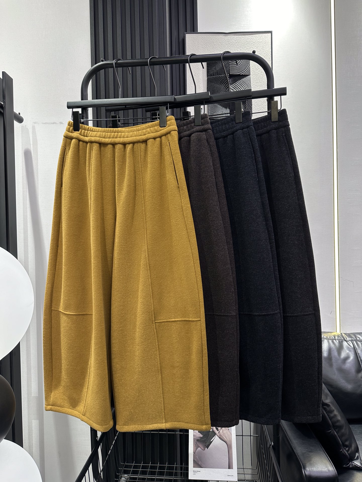 NO:655579,AS-New velvet woolen balloon banana pants. The fabric has good drape. The upper body is comfortable and versatile. Small people with thick hips and thighs can easily manage it. Four colors smlxl,,alexander wang19860909AS-新款加绒羊毛呢气球香蕉裤 面料垂感好 上身舒适又百搭 胯大腿粗小个子也能轻松驾驭 四色 smlxl,,alexander wang,Women's clothing
