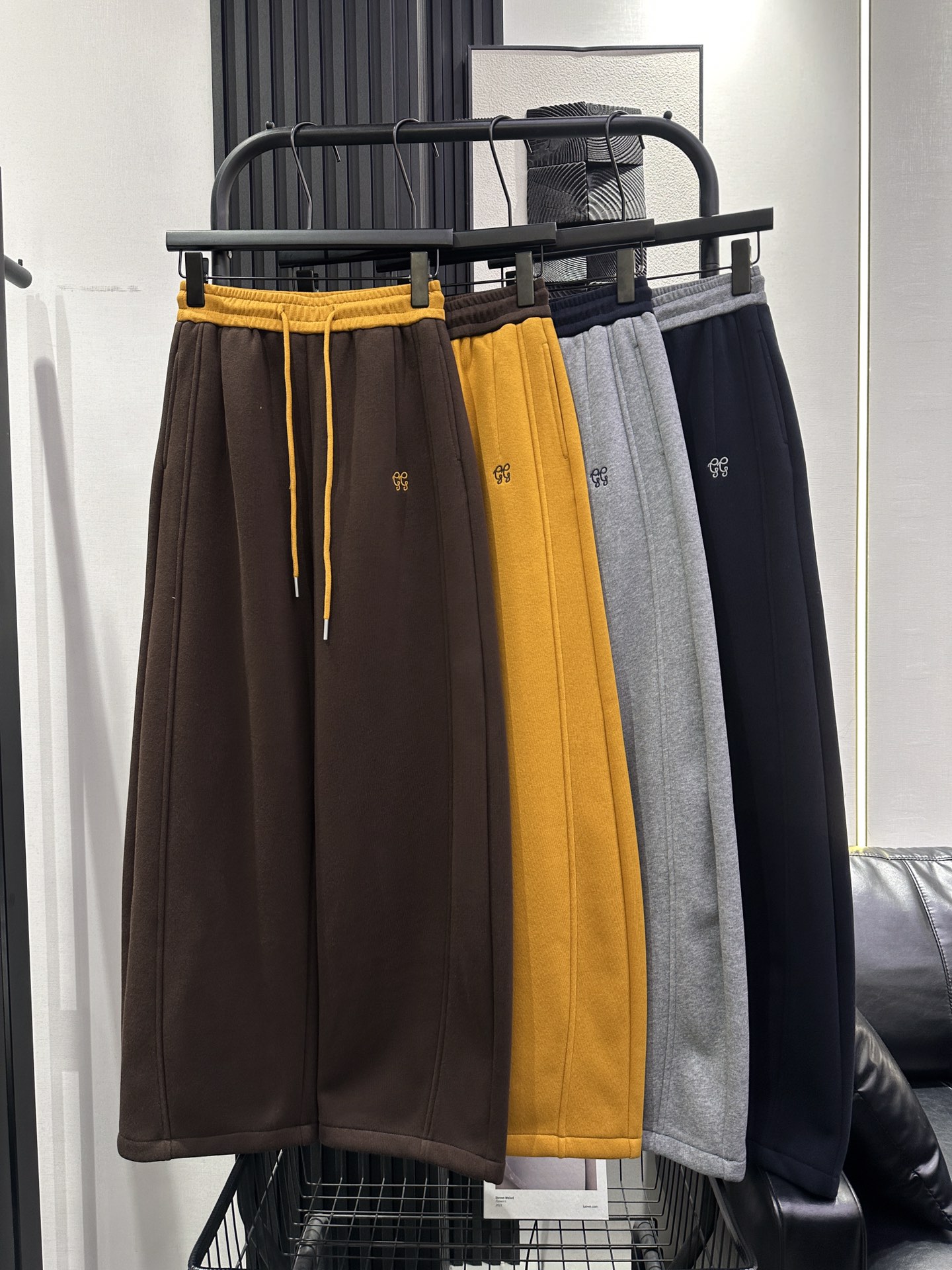 NO:622944,QOY-New contrasting color waistband plus velvet banana pants. Small embroidery design on the pocket. Super high quality. The upper body does not pick up the leg shape. Only a slimming effect. Versatile item. Four colors. smlxl,,alexander wang19860909QOY-新款撞色腰头加绒香蕉裤 袋口小刺绣设计 超高品质 版型上身不挑腿型 只有显瘦效果百搭单品 四色 smlxl,,alexander wang,Women's clothing