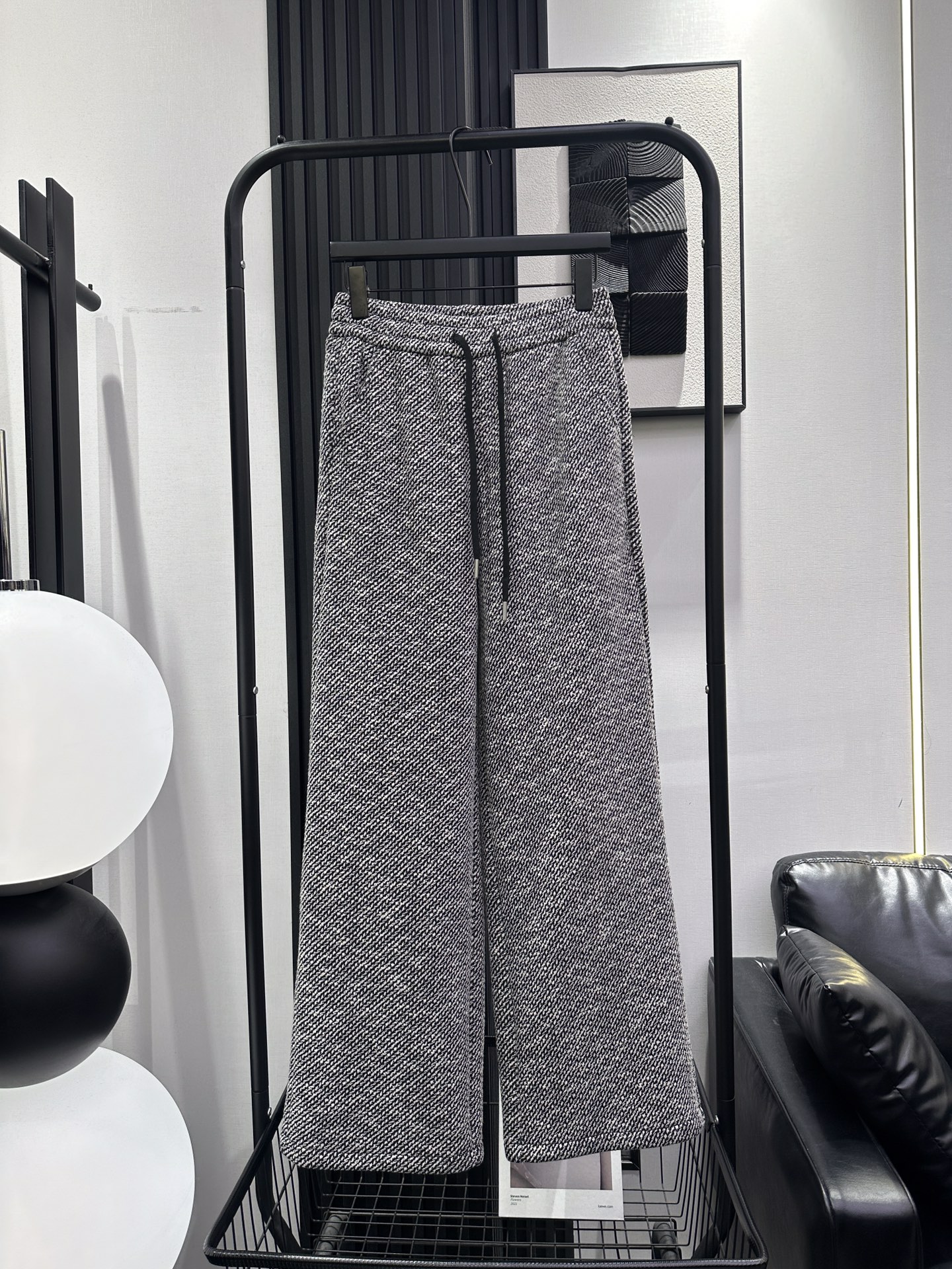 NO:623818,Chanel Xiaoxiang - new floral yarn composite wool plus velvet straight pants. A very fashionable style. The fabric is thick and warm. The upper body is particularly slim. Monochrome smlxl,,chanel,alexander wang19860909Chanel 小香-新款花纱线复合羊毛加绒直筒裤 非常洋气的一款 面料厚实保暖 上身特别显瘦 单色 smlxl,,chanel,alexander wang,Women's clothing