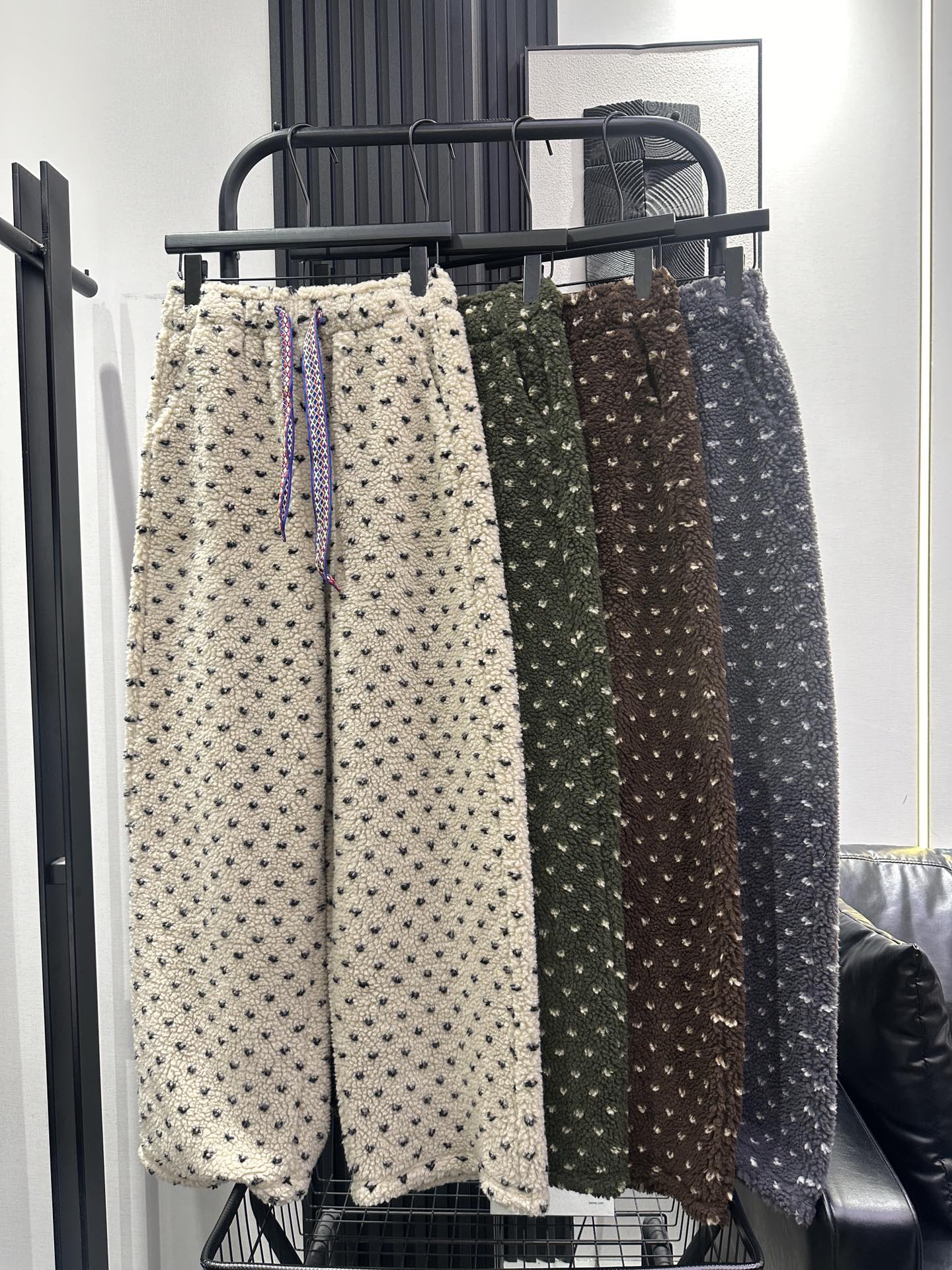NO:659021,AMI-New contrasting color drawstring sherpa love wide-leg pants. Slightly loose fit. The upper body is full of laziness. A must-have item for reducing age. Four colors smlxl,, 19860909AMI-新款撞色抽绳羊羔绒爱心阔腿裤 微宽松版型 上身满满慵懒感 减龄必备单品 四色 smlxl,, ,Women's clothing