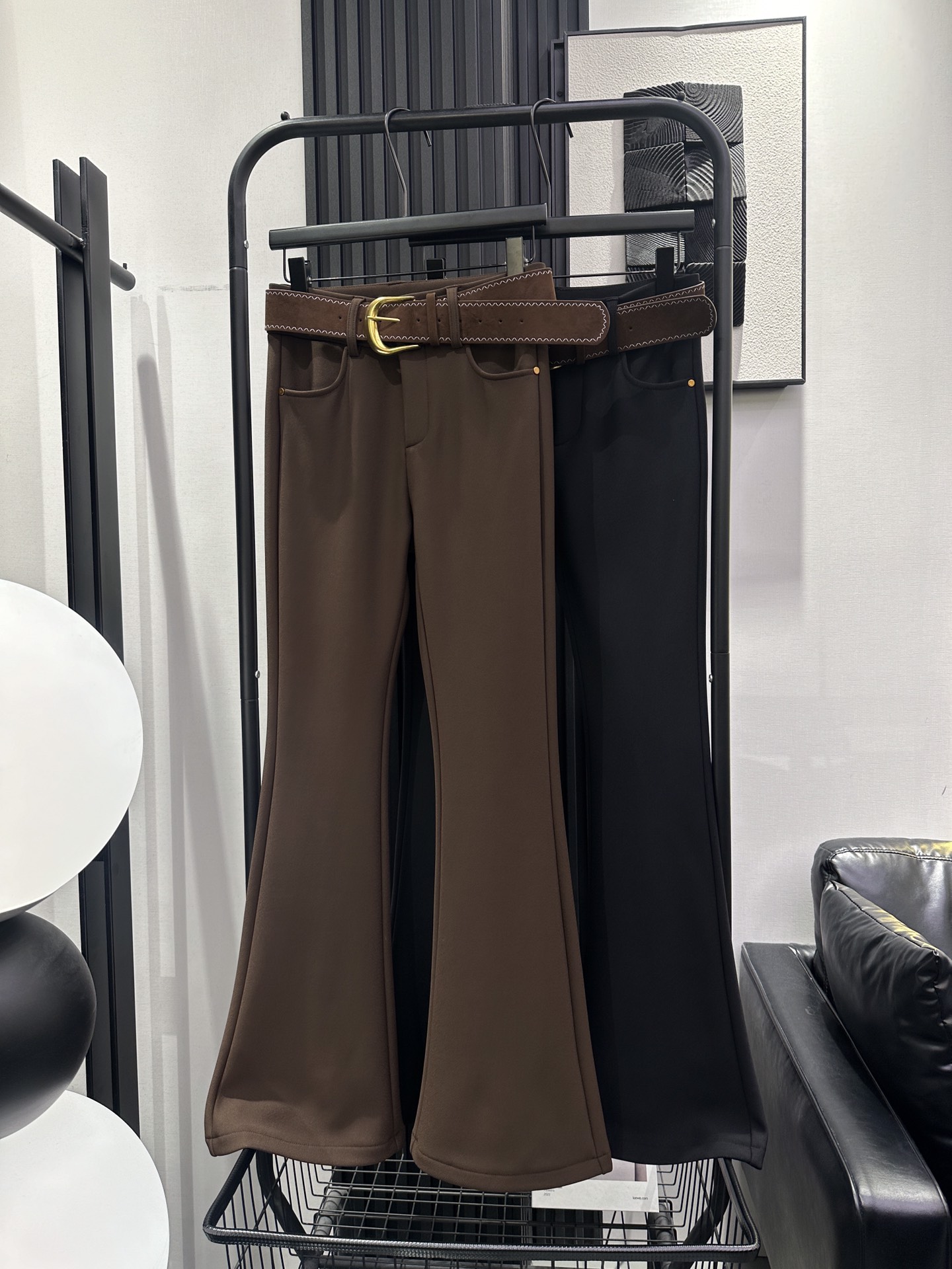 NO:625352,DIOR Dior - popular high-waisted trousers with velvet belt. The fabric has elasticity. The upper body is perfect to show off the long legs. Fashionable and western style. Must-have item. Two colors smlxl,, dior, dior, alexander wang19860909DIOR 迪奥-爆款加绒皮带高腰微喇裤 面料自带弹力 上身绝了尽显大长腿 时尚洋气 必备单品 两色 smlxl,,dior,dior,alexander wang,Women's clothing
