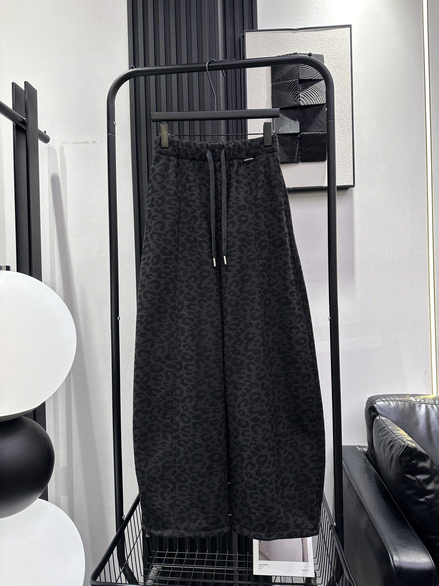 NO:626631,QOY-New drawstring leopard print plus velvet scimitar pants. Slightly loose fit. Two-wear drawstring at the trouser legs. Textured and stylish. The upper body looks slim. Versatile artifact. Monochrome. smlxl,,alexander wang19860909QOY-新款抽绳豹纹加绒弯刀裤 微宽松版型 裤脚带抽绳两穿 质感杠杠滴 上身洋气显瘦 百搭神器 单色 smlxl,,alexander wang,Women's clothing