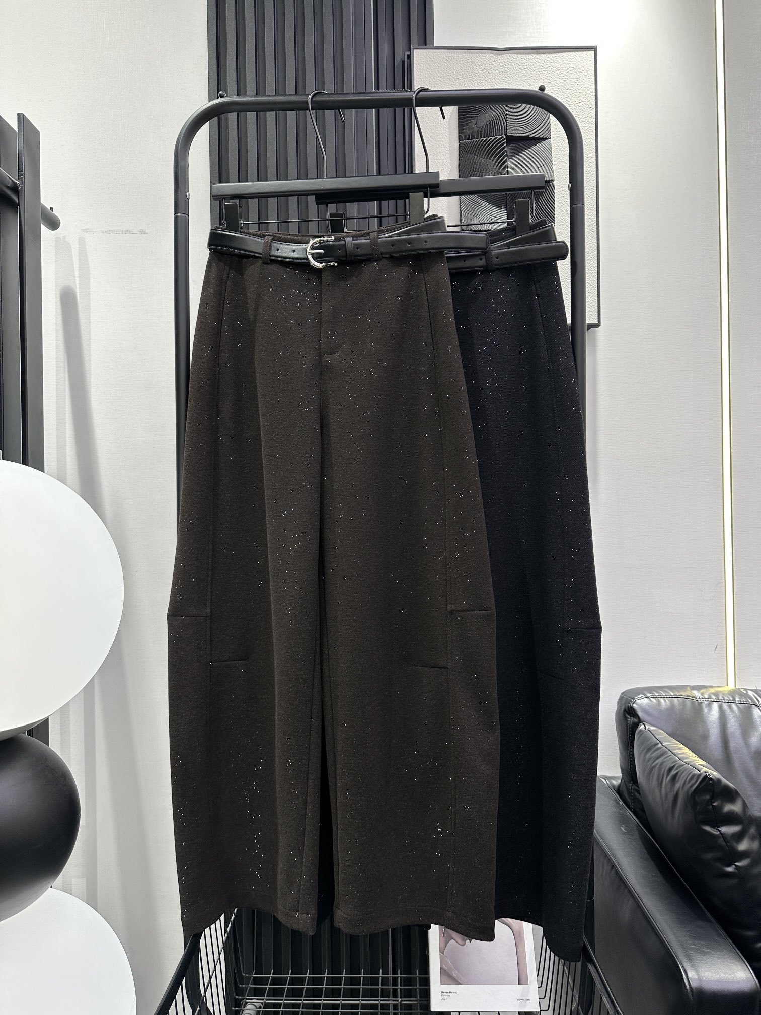 NO:626638,SAINT LAURENT's hot-selling series is full of fine sequins. Narrow-fitting sickle pants in woolen wool. Comes with a belt. The diagonal side stitching design modifies the leg shape. The shape is super positive and the back pockets are also irregular. A very fashionable and personalized model from a big brand. Two colors smlxl,,saint laurent,saint laurent,alexander wang19860909SAINT LAURENT 圣罗兰 爆款系列满满细闪亮片羊毛呢窄版镰刀裤 配皮带 斜侧拼接设计修饰腿型 版型超正超正 后口袋也是不规则 非常时尚个性的一款 大牌范 两色 smlxl,,saint laurent,saint laurent,alexander wang,Women's clothing