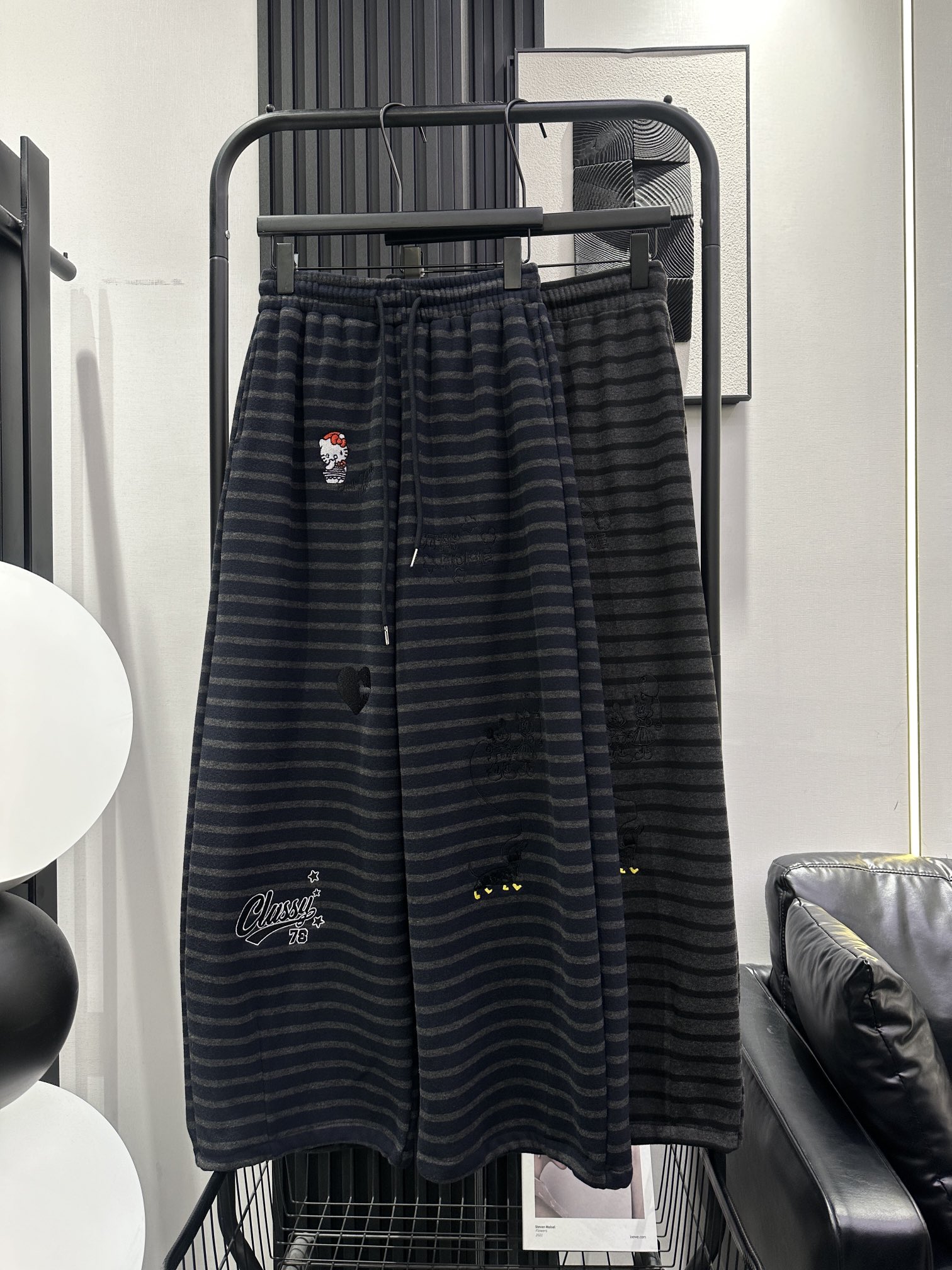NO:626644,QOY-New embroidered striped composite wool and velvet scimitar pants. The thickness of the fabric is warm. The simple stripes really make you look slimmer ~ full of laziness. Casual and versatile. Two colors. smlxl,,alexander wang19860909QOY-新款刺绣条纹复合羊毛加绒弯刀裤 面料厚度保暖 简单条纹真的是显瘦瘦吖～满满的慵懒感 休闲百搭 两色 smlxl,,alexander wang,Women's clothing