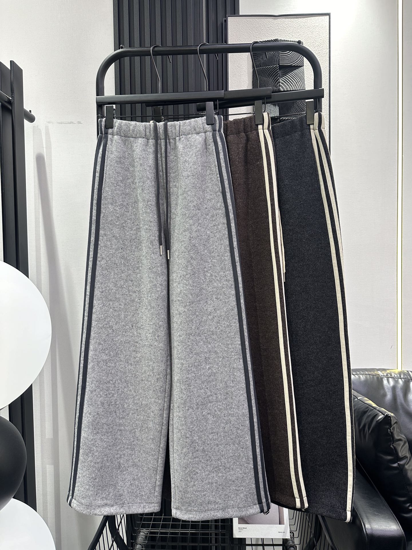 NO:628729,BALENCIAGA - New thick wide-leg pants with contrasting stripes and drawstrings. Two-wear trousers with drawstrings. Awesome fit. The upper body is super stylish. It is tolerant and not picky. Three colors: smlxl,,balenciaga,balenciaga,alexander wang19860909BALENCIAGA 巴黎世家-新款撞色条抽绳厚款阔腿裤 裤脚带抽绳两穿 版型超赞 上身超洋气 包容性强不挑人 三色 smlxl,,balenciaga,balenciaga,alexander wang,Women's clothing