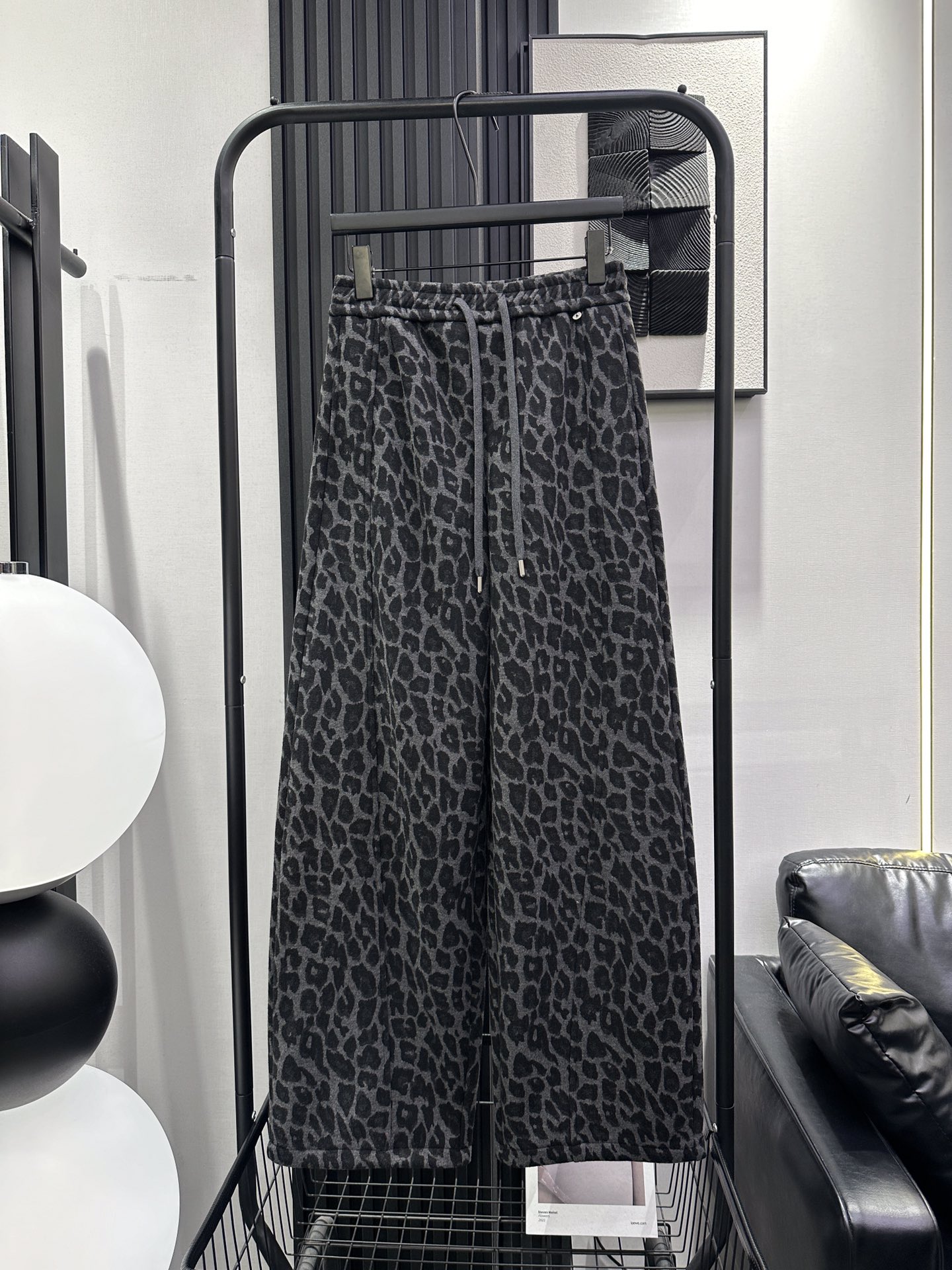 NO:648741,QOY-New leopard print velvet wide-leg pants with customized small round plaque on the left waist. Good texture. The fabric has a natural drape. The upper body looks slimmer. Fashionable and versatile. smlxl,,alexander wang19860909QOY-新款豹纹印花加绒阔腿裤左腰定制小圆牌 质感好 面料自带垂感 上身显瘦 时尚百搭 smlxl,,alexander wang,Women's clothing