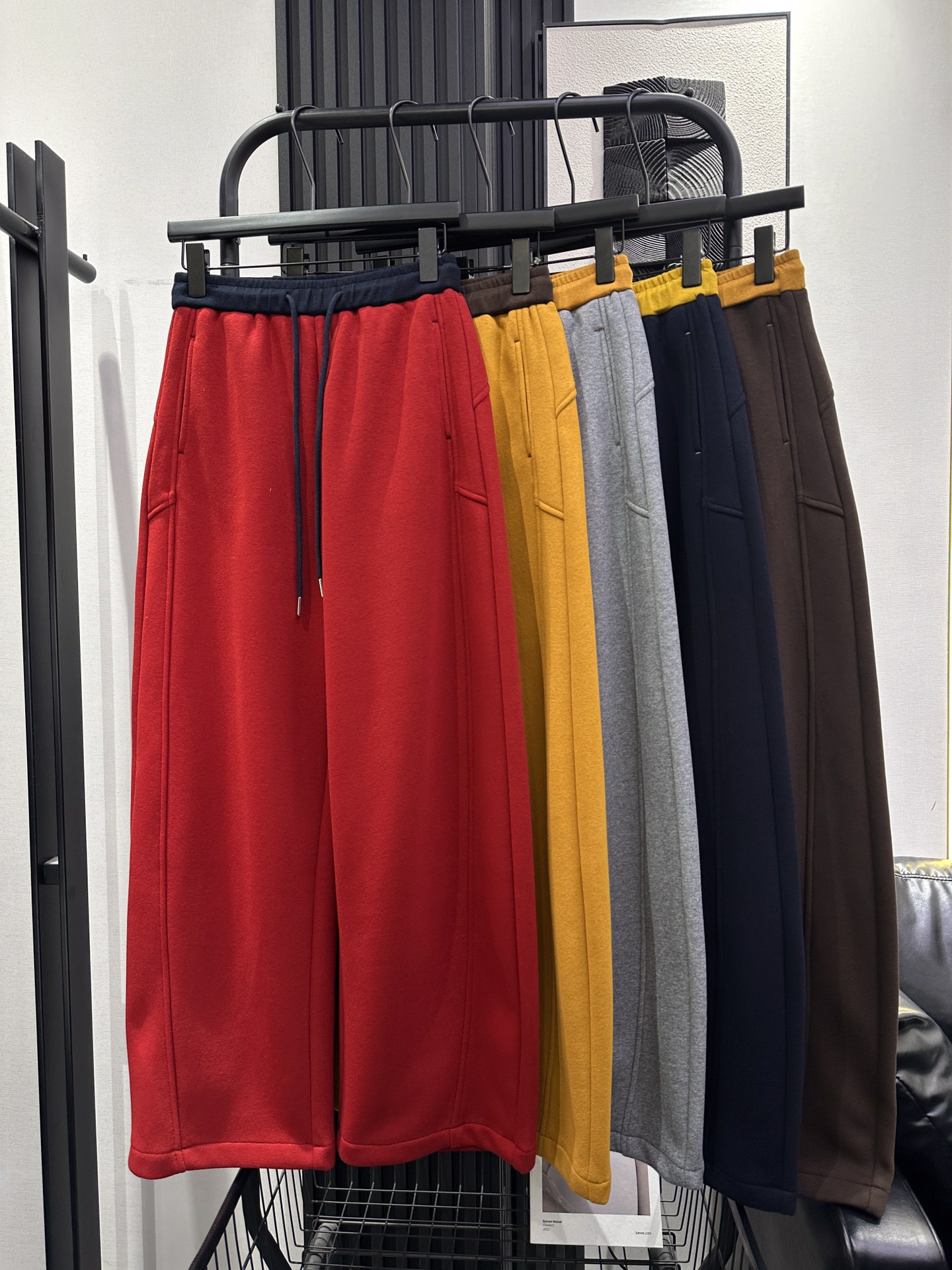 NO:648736,MM6 - New style contrasting color waist drawstring and velvet sweatpants. Loose, simple and versatile. The slightly loose version is not flattering on the figure. The upper body is fashionable and fashionable. Recommended five colors: smlxl, masion margiela, alexander wang19860909MM6-新款撞色腰头抽绳加绒卫裤 宽松简约百搭 微宽松版型不挑身材 版型上身洋气时尚 推荐 五色 smlxl,,masion margiela,alexander wang,Women's clothing