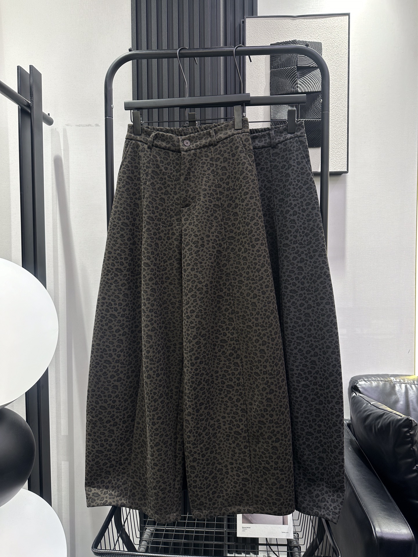 NO:651133,BALENCIAGA Balenciaga - New American style retro plus velvet leopard print scimitar pants. Slightly loose fit. Cool and stylish, versatile and slim style. The upper body effect is super good-looking. Not picky about the leg shape. Two-tone color. smlxl,,balenciaga,balenciaga,alexander wang19860909BALENCIAGA 巴黎世家-新款美式复古加绒豹纹弯刀裤 微宽松版型 酷飒风洋气百搭显瘦款 上身效果超好看 不挑腿型 绝绝子 两色色 smlxl,,balenciaga,balenciaga,alexander wang,Women's clothing