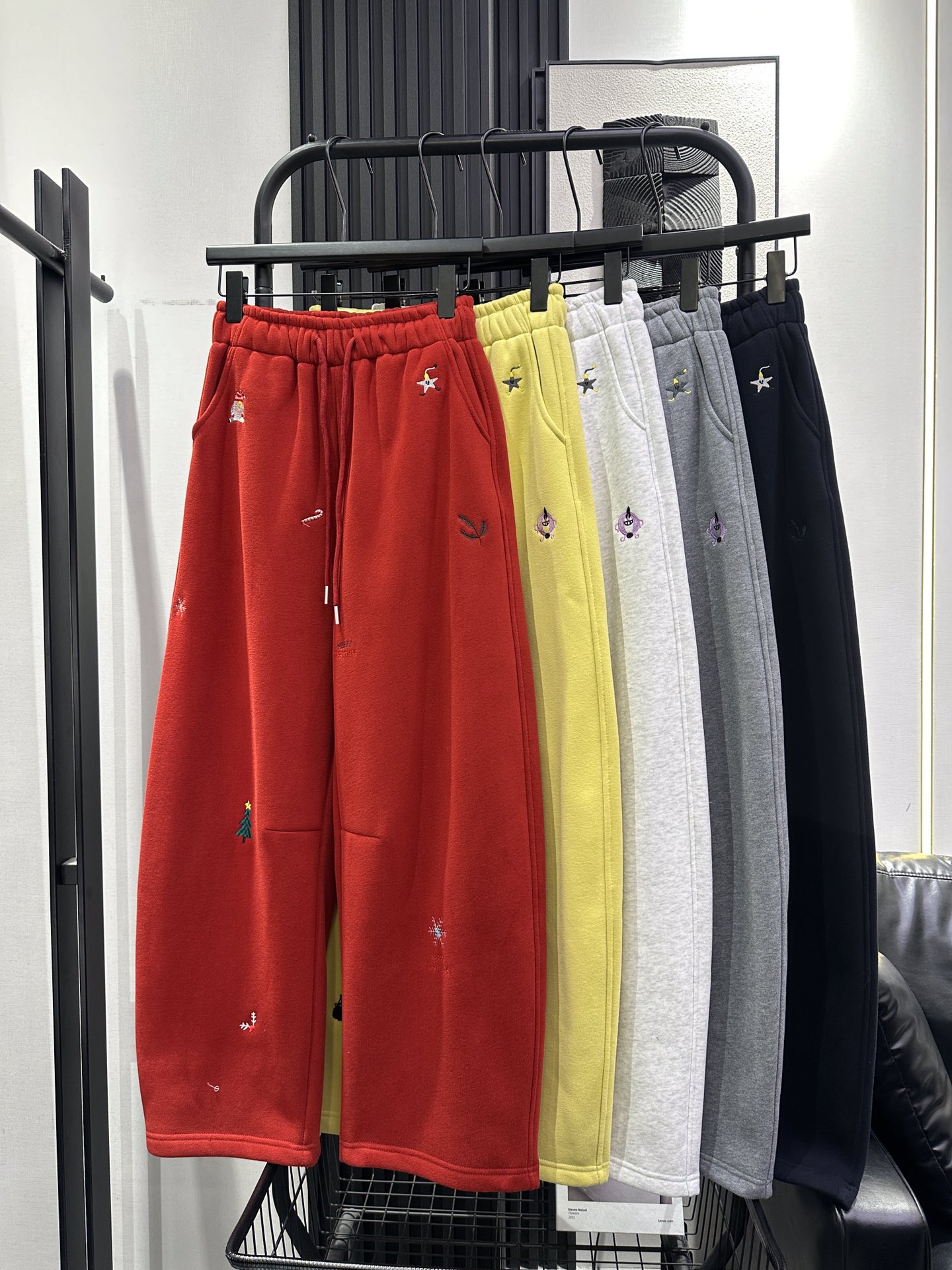 NO:652378,QOY-New Christmas atmosphere various embroidered velvet sweatpants. Slightly loose fit. Elastic waist is tolerant. The upper body is made of foreign-style fabrics that are thick and comfortable. Recommend five colors smlxl,,alexander wang19860909QOY-新款圣诞氛围多种刺绣加绒卫裤 微宽松版型 松紧腰包容性强 上身洋气面料厚实舒适 推荐 五色 smlxl,,alexander wang,Women's clothing