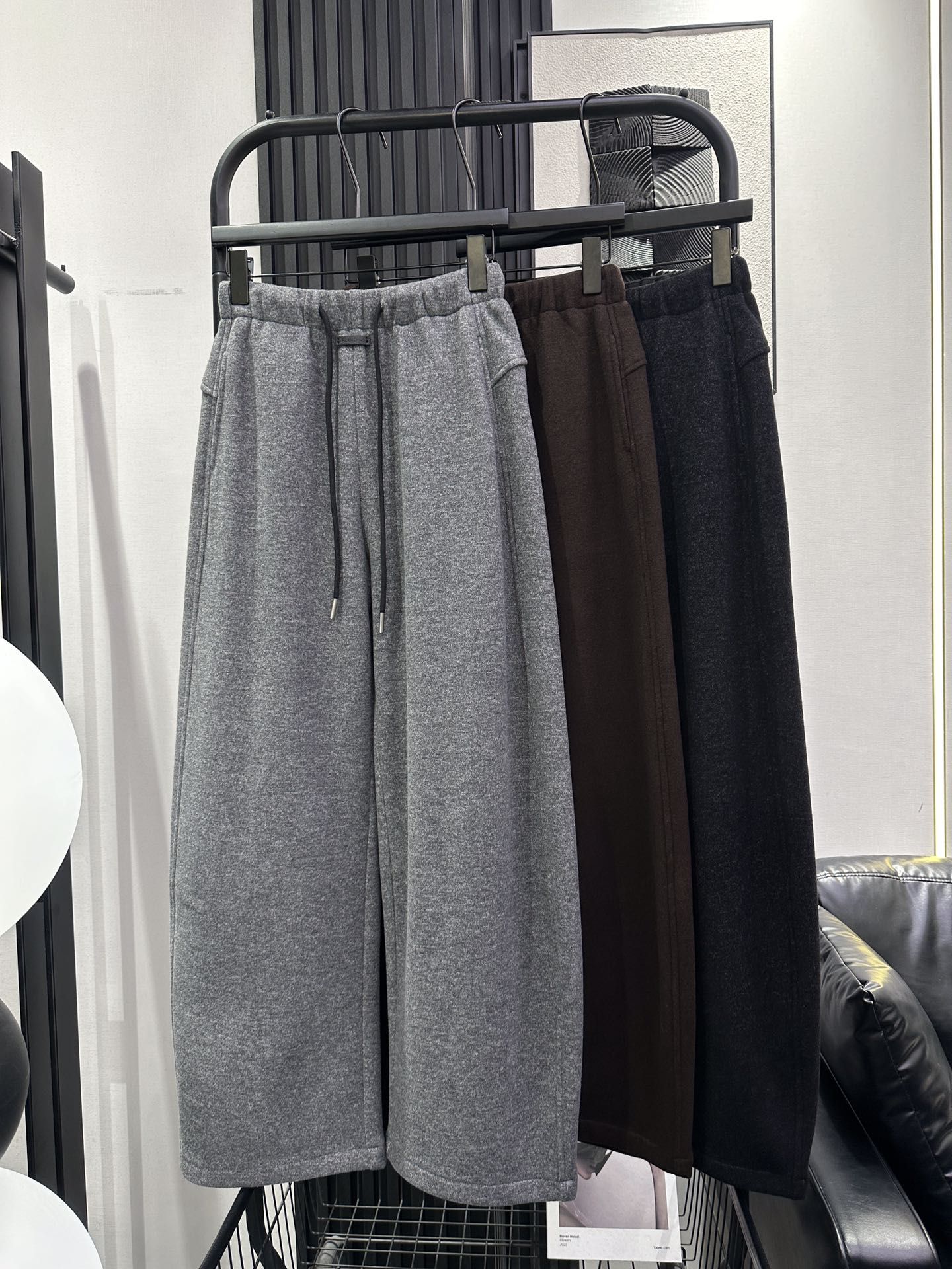 NO:652365,QOY-New model of front small and medium leather brand plus velvet scimitar pants. Slightly loose fit. Fashionable upper body. Fabric is soft and comfortable. One piece to keep warm in winter. Three colors. smlxl,,alexander wang19860909QOY-新款前中小皮牌加绒弯刀裤 版型微宽松 上身时尚洋气 面料柔软舒适 冬季一件保暖 三色 smlxl,,alexander wang,Women's clothing