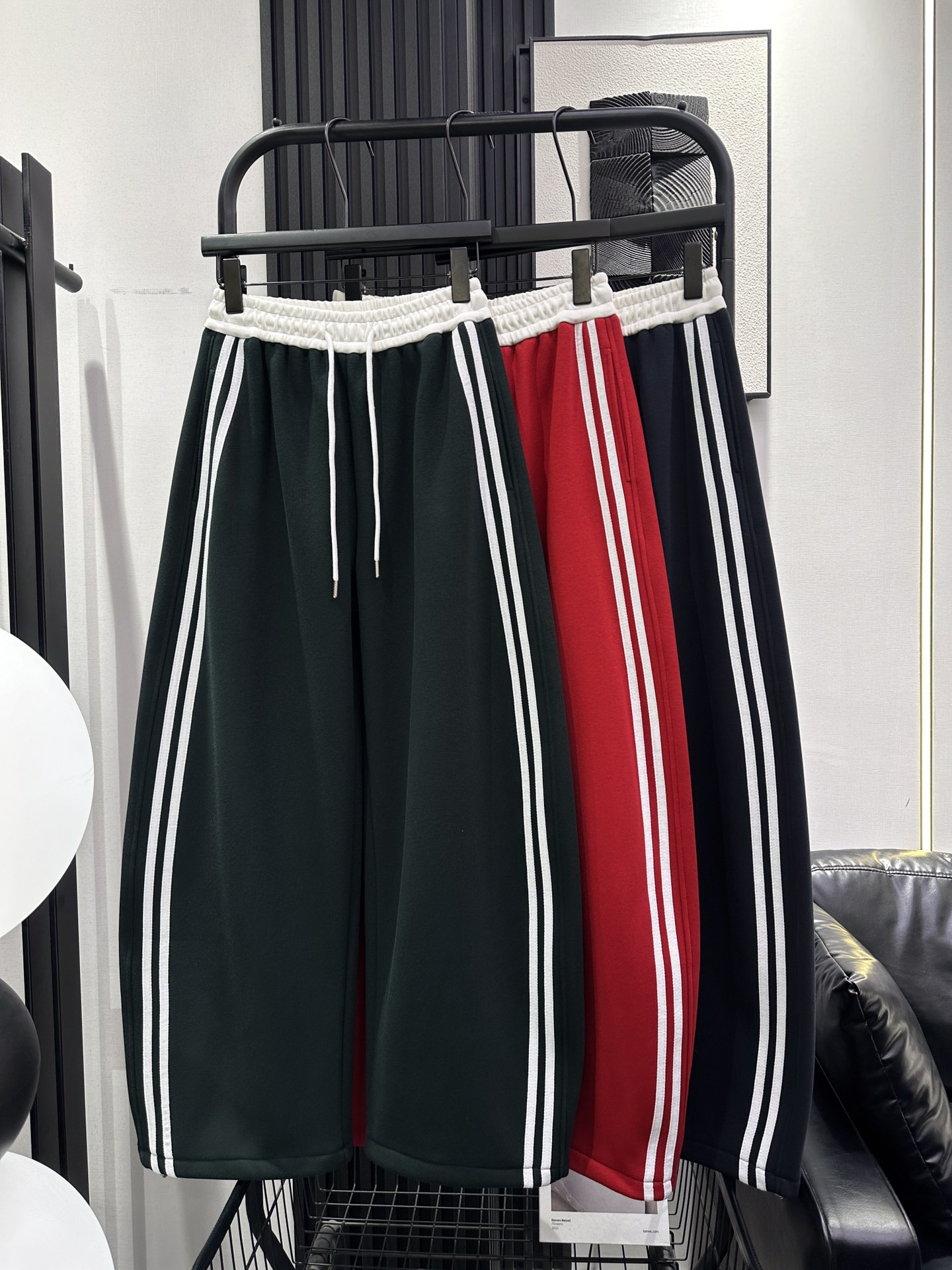 NO:652372,BALENCIAGA Balenciaga - New style contrasting waist double-bar plus velvet casual pants with drawstring at the legs for two wears. The style is fashionable and versatile. A must-have item for fashion and age reduction. Three colors smlxl,,balenciaga,balenciaga,alexander wang19860909BALENCIAGA 巴黎世家-新款撞色腰头双杠加绒休闲裤 裤脚带抽绳两穿 版型洋气又百搭 时尚减龄必备单品 三色 smlxl,,balenciaga,balenciaga,alexander wang,Women's clothing