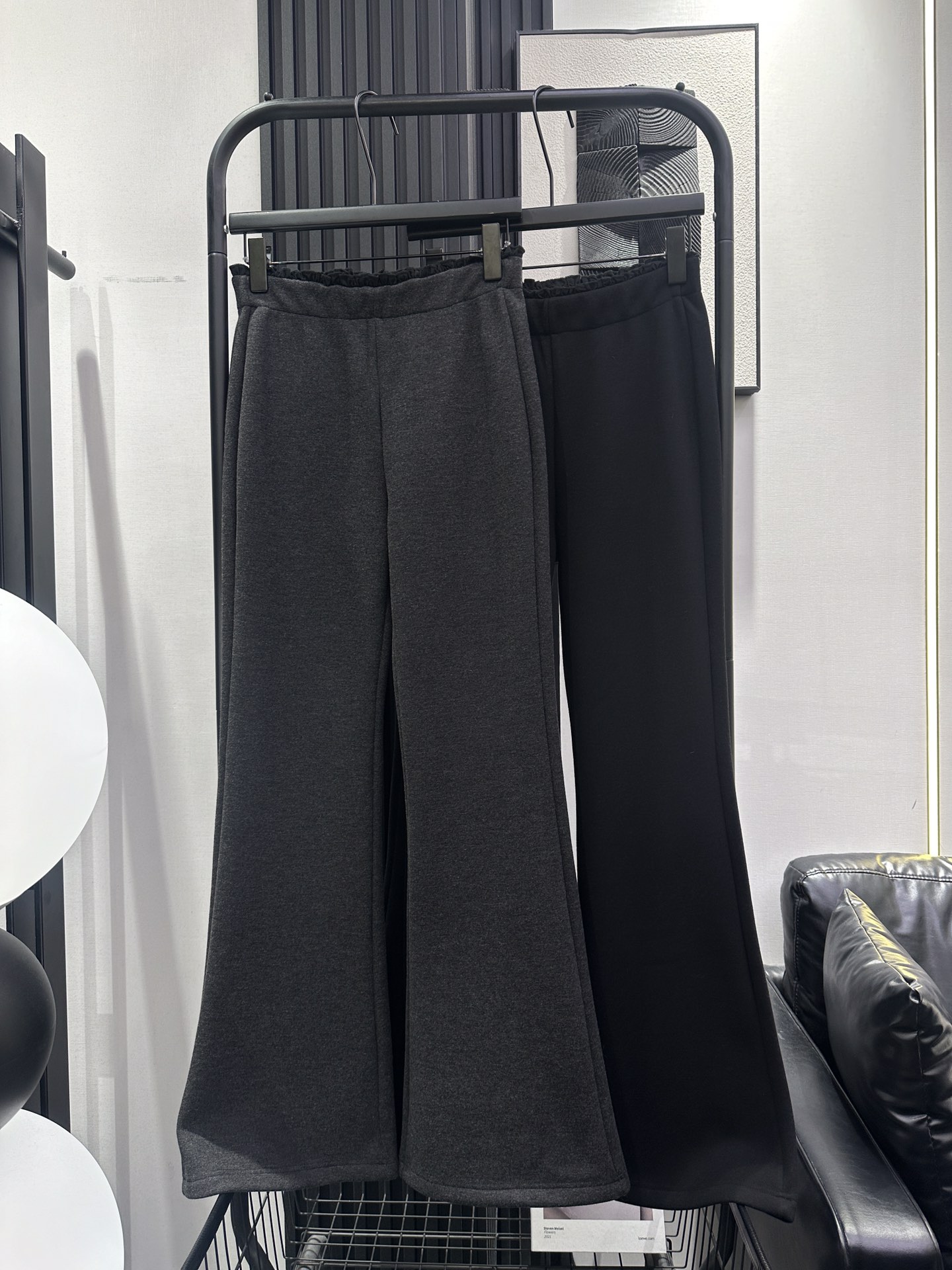 NO:653891,MIUMIU - Mild-cut trousers and velvet version with lace design at the waist. The fabric is elastic and the upper body looks slimmer. Fashionable and versatile item. Two colors. smlxl,,miumiu,alexander wang19860909MIUMIU-微喇裤加绒版来咯腰顶花边设计 面料带弹力 上身巨显瘦 时尚百搭单品 两色 smlxl,,miumiu,alexander wang,Women's clothing