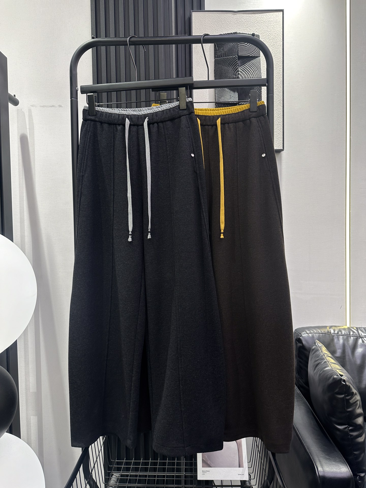 NO:653899,MIUMIU - New style scimitar trousers with contrasting waist straps, small round brand design on the left front pocket, selected high-quality fabrics, full of drape without showing the hips, versatile slimming tool, two colors smlxl,,miumiu,alexander wang19860909MIUMIU-新款撞色腰边绑带弯刀裤 左前袋小圆牌设计 精选优质面料 垂感十足不显胯 百搭显瘦神器 两色 smlxl,,miumiu,alexander wang,Women's clothing