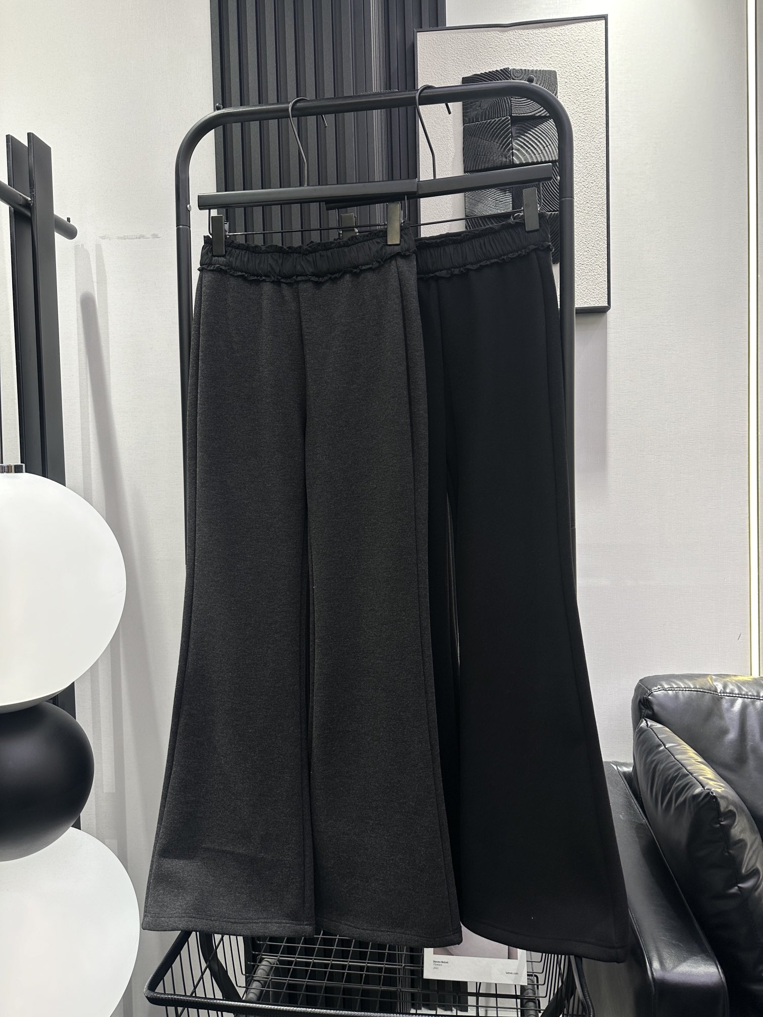 NO:667358,MIUMIU - The most popular style of micro-flared trousers with velvet continues the clean lace waist design. The fabric is elastic and the upper body is slimming. Fashionable and versatile item. Two colors smlxl,,miumiu, 19860909MIUMIU-微喇裤加绒爆款延续净版花边腰设计 面料带弹力 上身巨显瘦 时尚百搭单品 两色 smlxl,,miumiu, ,Women's clothing