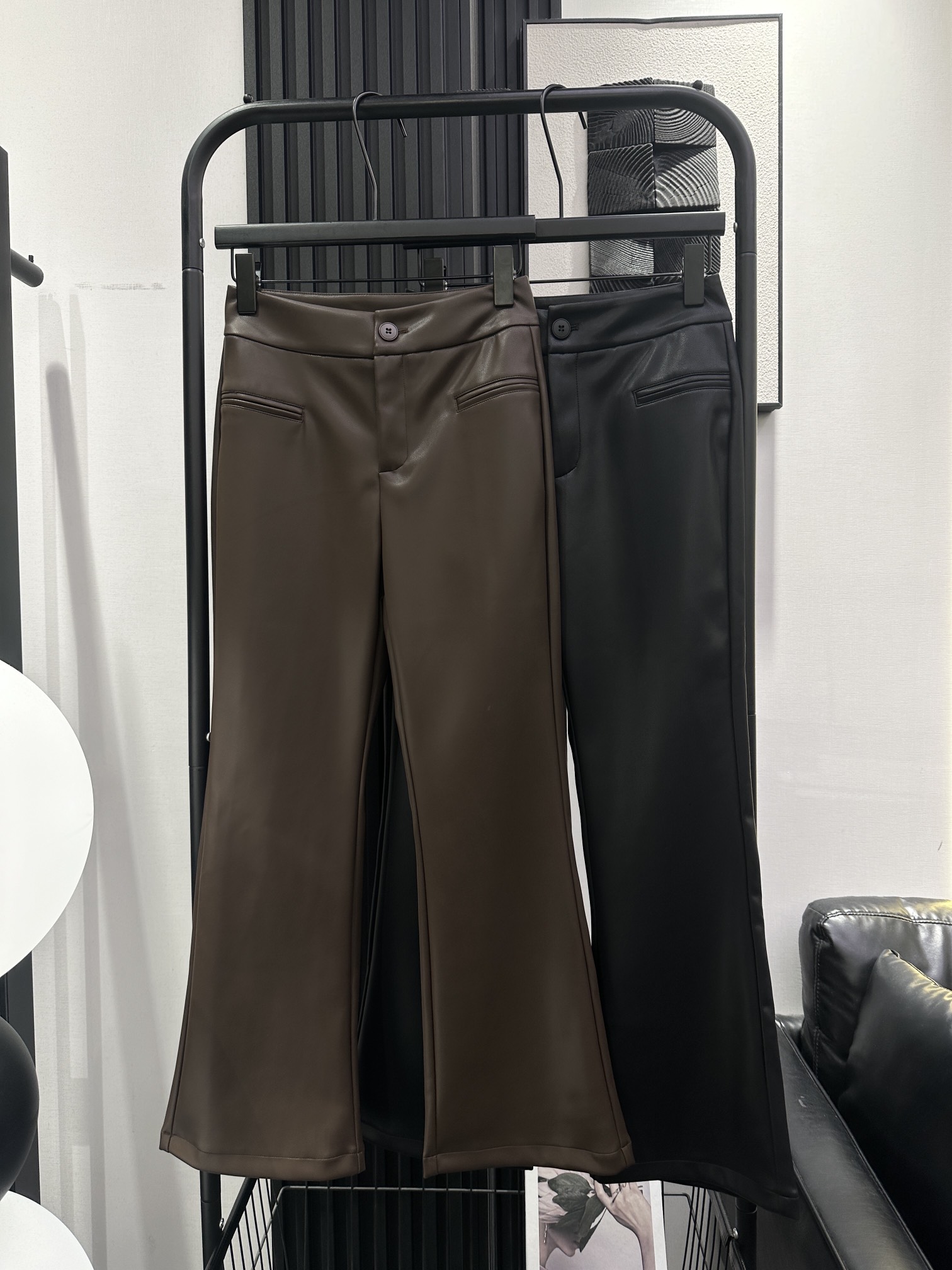 NO:656409,BOTTEGA VENET* New simple version of eco-friendly pu leather plus velvet leather pants. The leather is super soft. The fashionable leather pants match clothes with a high-end atmosphere. The style is really unique. Two colors smlxl,,bottega veneta,alexander wang19860909BOTTEGA VENET* 新款简约版环保pu皮加绒皮裤 皮质超软 时髦感十足的皮裤搭配衣服自带高级大气感 版型真的决绝子两色 smlxl,,bottega veneta,alexander wang,Women's clothing