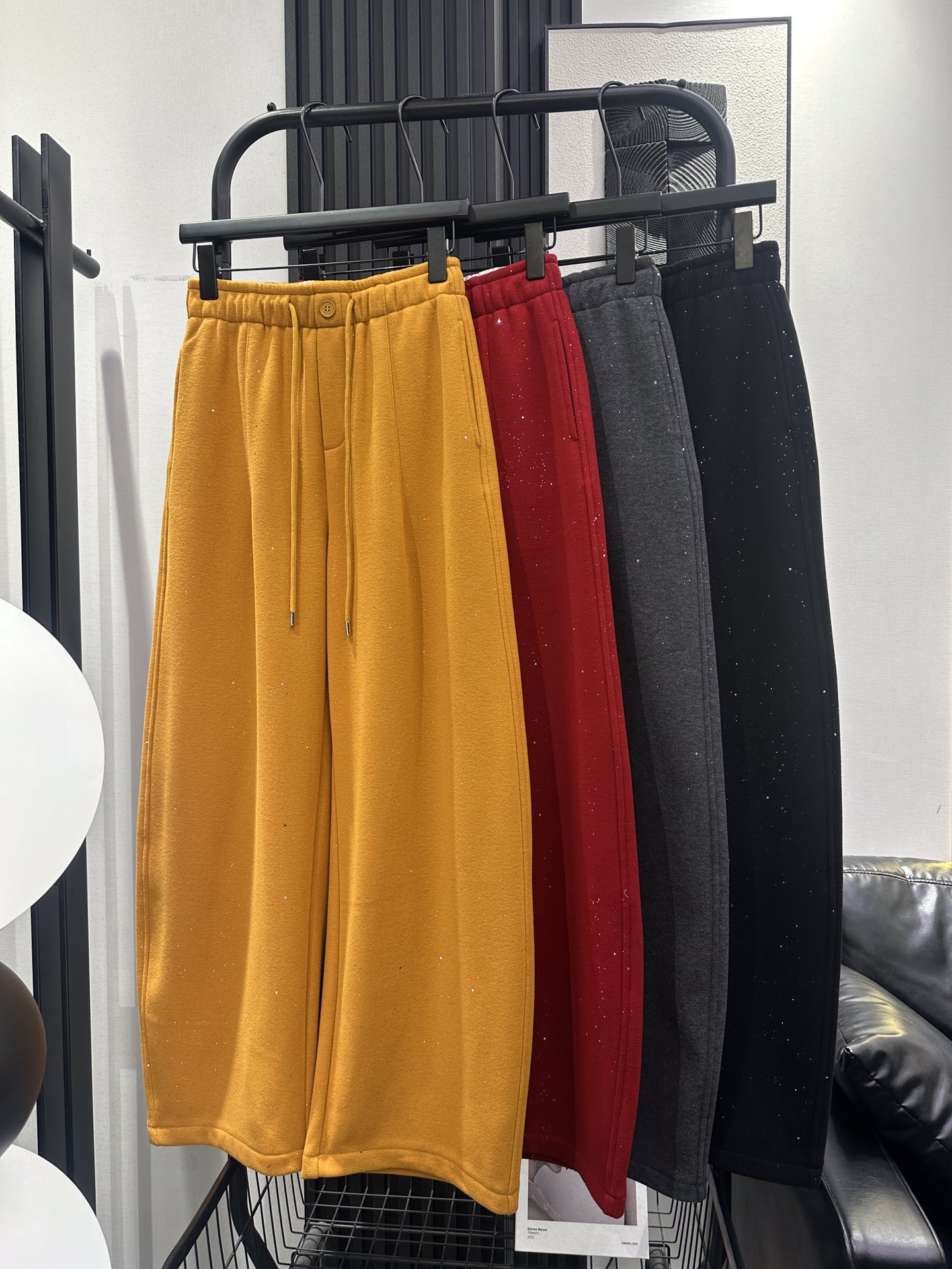 NO:659018,Alexander wang - King's new one-button glitter and velvet banana pants. The fabric is thick and the quality is superb. Fashion is a must-have for age reduction. Lazy and casual matching. The colors are bright and awesome. Four colors smlxl,,alexander wang,alexander wang19860909Alexander wang-大王 新款一粒扣闪粉加绒香蕉裤 面料厚实 品质绝绝子 时尚减龄必备 慵懒随意搭配 颜色鲜艳太赞啦 四色 smlxl,,alexander wang,alexander wang,Women's clothing