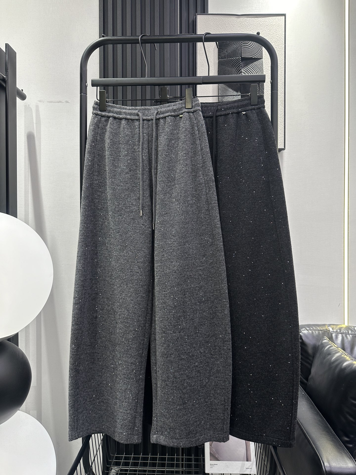 NO:687072,MIUMIU-New model of glittery pink sequined gypsophila plus velvet scimitar pants. The fit is slightly loose. The fit is fashionable and western. The fabric is soft and comfortable. The two colors are perfect. smlxl,,miumiu,19860909MIUMIU-新款 闪粉亮片满天星加绒弯刀裤 版型微宽松 版型时尚洋气 面料柔软舒适 绝了两色 smlxl,,miumiu,,Women's clothing