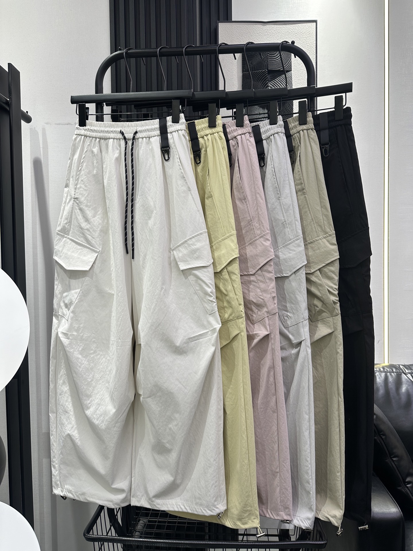 NO:697012,Balenciaga spring and summer new style casual overalls with hooks on the left waist, narrow straight and wide legs, American high street style, elastic waist, highly tolerant, high-end thin material, 6 colors smlxl,,balenciaga,19860909巴黎世家 春夏新款 左腰挂钩休闲工装裤 窄版直筒阔腿 美式高街 松紧腰包容性强 高级薄料 6色 smlxl,,balenciaga,,Women's clothing