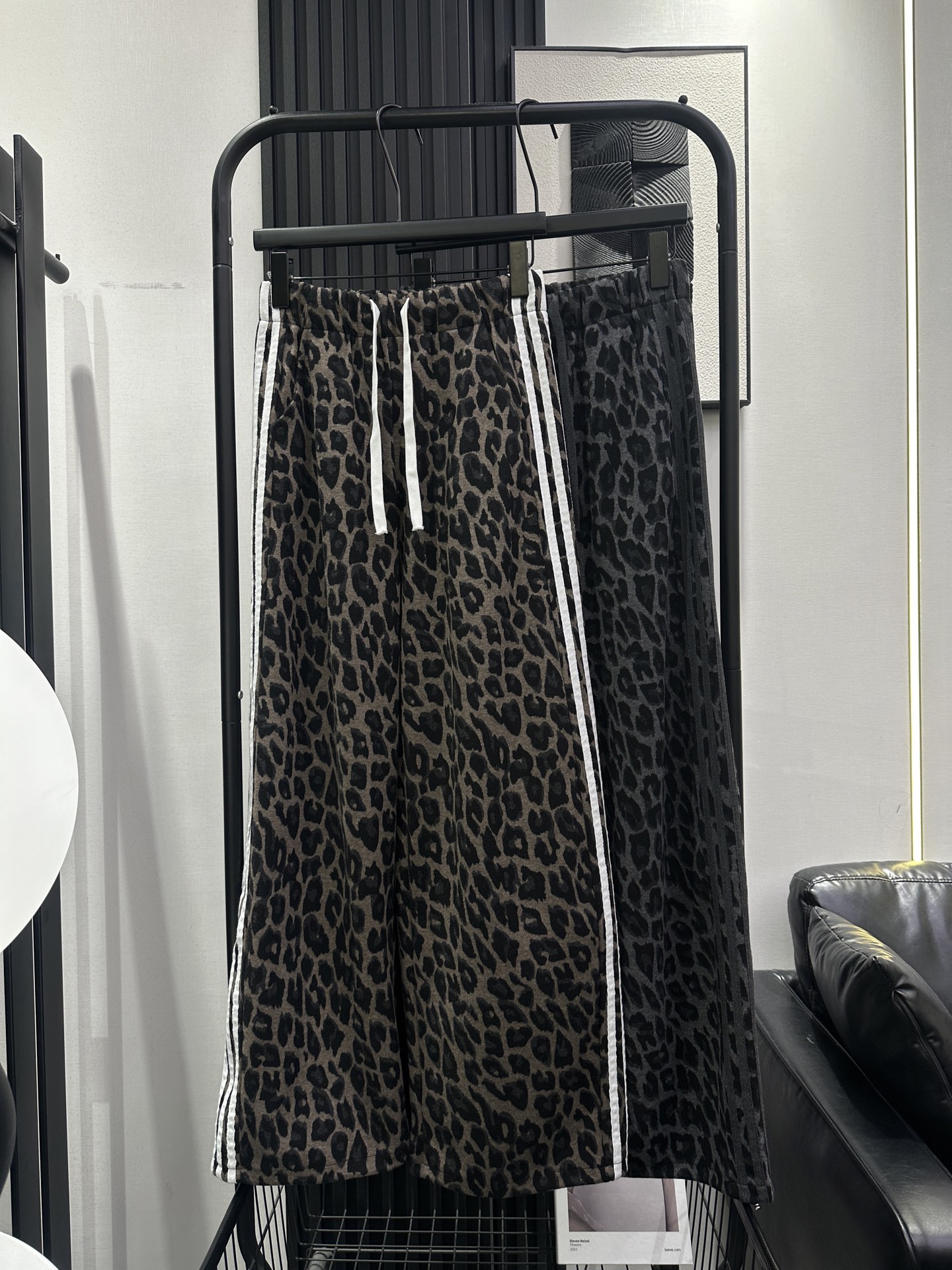 NO:697007,BALENCIAGA - New American retro three-shoulder leopard print curved straight wide-leg pants. Slightly loose fit. Cool and stylish, versatile and slimming style. The upper body effect is super good-looking. Not picky about the leg shape. Absolutely gorgeous. Two colors smlxl,,balenciaga,balenciaga,19860909BALENCIAGA 巴黎世家-新款美式复古三扛豹纹弯直筒阔腿裤 微宽松版型 酷飒风洋气百搭显瘦款 上身效果超好看 不挑腿型 绝绝子 两色 smlxl,,balenciaga,balenciaga,,Women's clothing