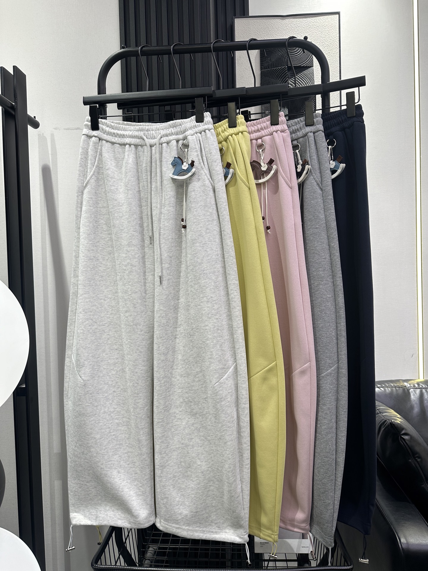 NO:697010,2026-Spring hot style continues the Trojan horse pendant banana pants. The fabric is soft and comfortable. Regular fit. The upper body looks slim. It can be controlled by both fat and thin people. Don’t be picky about your figure. Close your eyes and enter. Five colors smlxl,,198609092026-春款爆款延续木马挂件香蕉裤 面料柔软舒适 常规版型 上身显瘦 胖瘦均可驾驭 不挑身材 闭眼入 五色 smlxl,,,Women's clothing