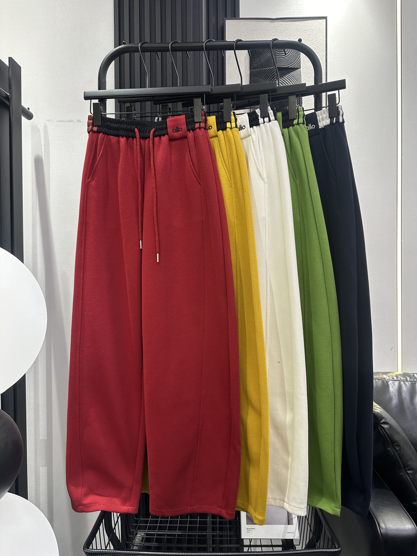 NO:697014,alo-new popular contrast waist casual banana wide-leg pants, small embroidery design on the left waist, great fabric texture, fashionable version, slightly loose, comfortable and slimming, five colors smlxl,,19860909alo-新爆款撞色腰休闲香蕉阔腿裤 左腰刺绣小设计 面料质感超赞 时尚版型微宽松 舒适显瘦 五色 smlxl,,,Women's clothing