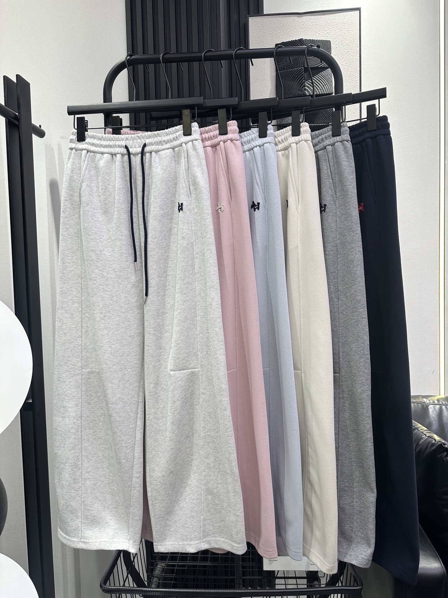 NO:697412,QOY-New spring style casual banana pants with pocket Trojan embroidery. Fabric texture is super strong. Casual and versatile and age-reducing. A must-have for spring and summer light colors. The upper body is slimmer. Six colors smlxl,,19860909QOY-新款春款口袋木马刺绣休闲香蕉裤 面料质感超强 休闲百搭又减龄 春夏浅色系必备 版型上身显瘦 六色 smlxl,,,Women's clothing