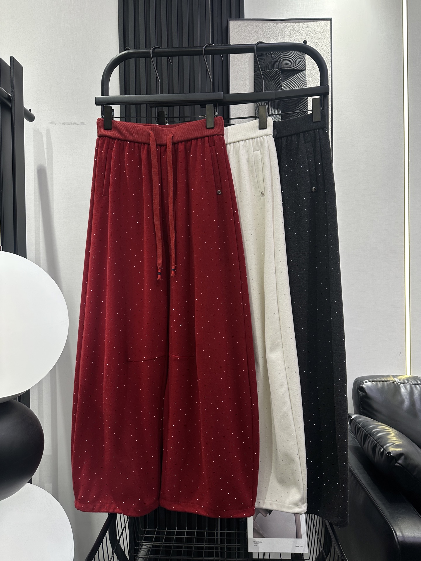 NO:708609,QOY - The continuation of the popular style Lailu small gold label simple hot diamond banana wide leg pants. The fabric texture is great and a must-have. Close your eyes and wear it to make you look slim. Versatile for daily commuting. Three colors smlxl,,19860909QOY-爆款延续版来咯小金标简约烫钻香蕉阔腿裤 面料质感超赞入手必备 闭眼入 怎么穿怎么显瘦 日常通勤百搭十拿十补 三色 smlxl,,,Women's clothing