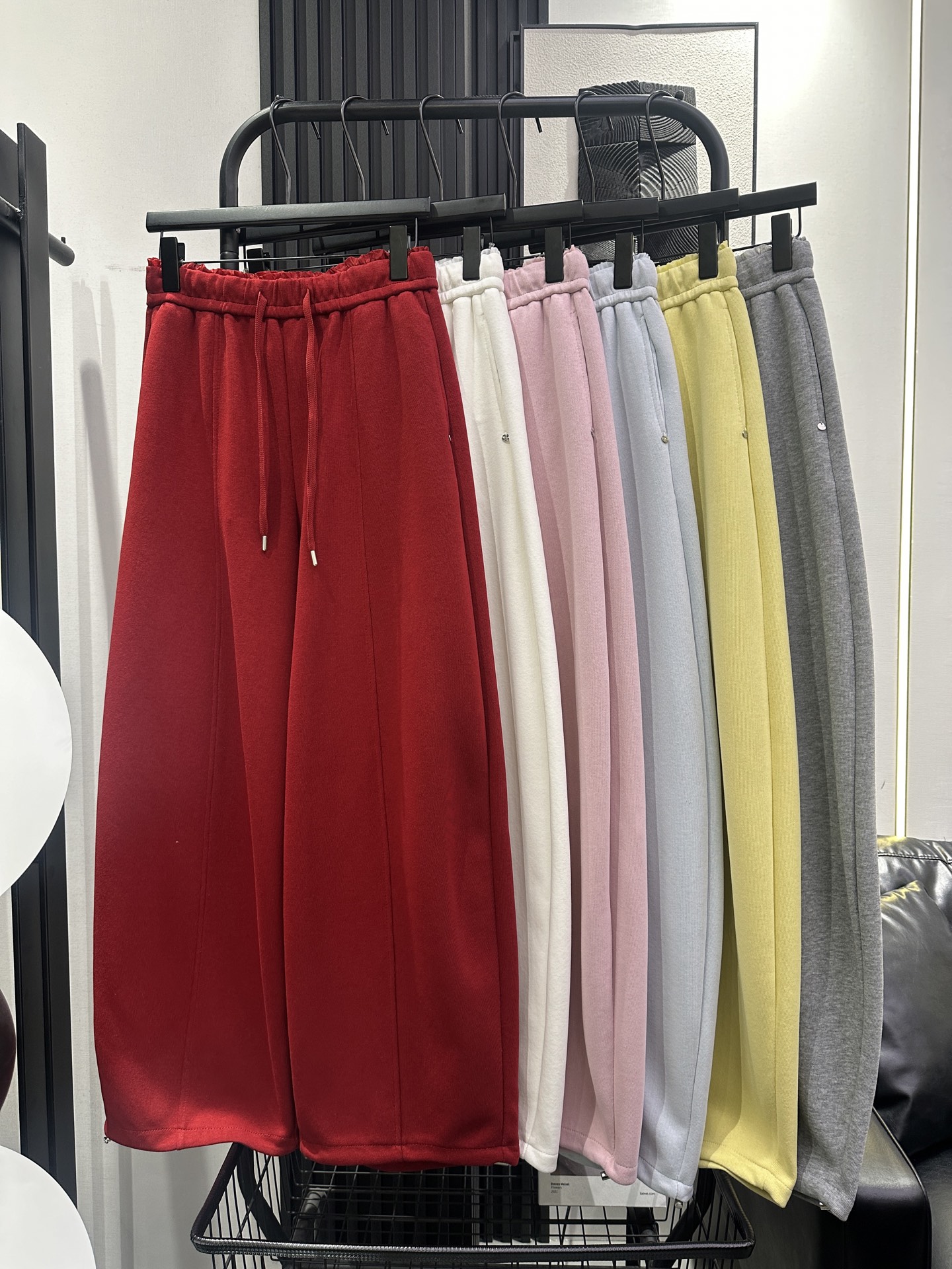 NO:709257,miumiu - a popular spring style casual scimitar trousers with lace at the waist. The trouser legs have drawstrings. The version is slightly loose. The upper body looks slimmer. Fashionable to reduce age. The colors are super nice. Six colors smlxl,,miumiu,19860909miumiu-春款爆款延续腰顶花边休闲弯刀裤 裤脚带抽绳 版型微微宽松 上身显瘦 时尚减龄 颜色超好看 六色 smlxl,,miumiu,,Women's clothing