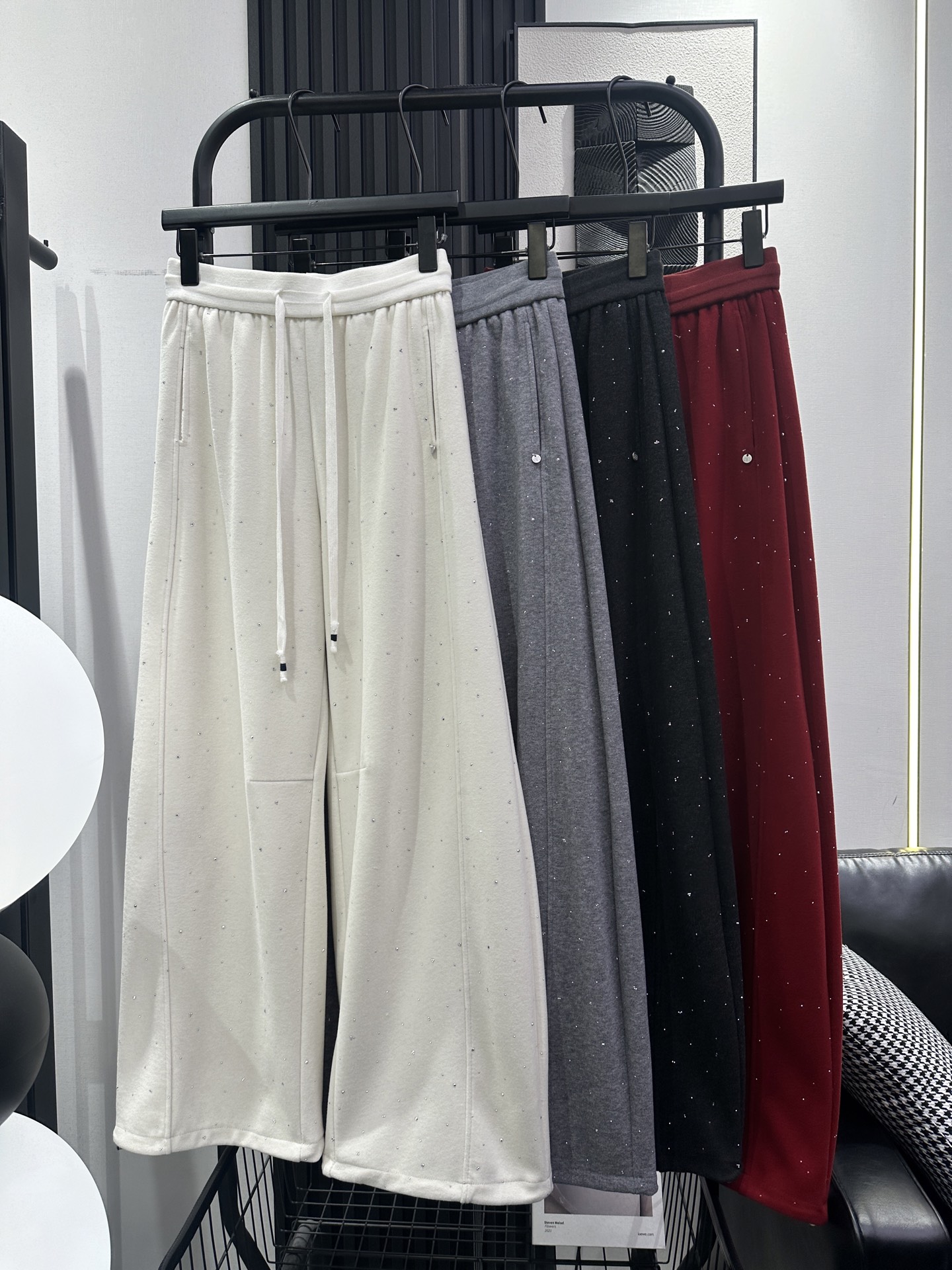 NO:710020,MM6 - New style banana pants with elastic waist and drawstring. Small round brand on the left pocket is designed with diamonds. Super high quality. Modify the leg shape. The upper body is fashionable and western. Versatile and slimming. Four colors: smlxl, masion margiela,19860909MM6-新款橡筋腰抽绳香蕉裤 左袋小圆牌烫钻设计 超高品质 修饰腿型 版型上身时尚洋气 百搭显瘦 四色 smlxl,,masion margiela,,Women's clothing