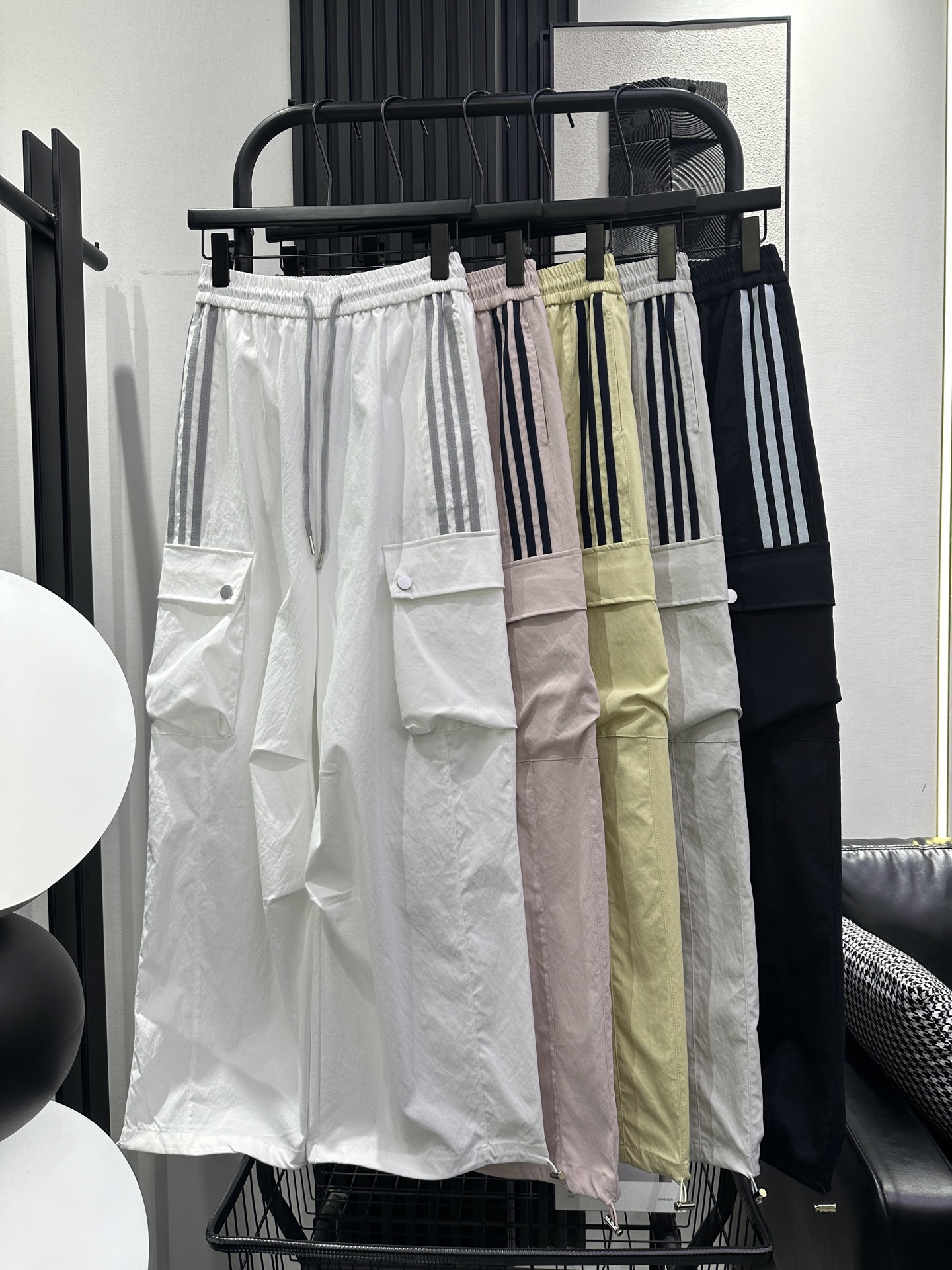 NO:713485,Balenciaga's new three-bar simple version of double large pocket casual overalls, high waist and loose, the trousers can be tied at the feet for two wears, fashionable and age-reducing, five colors smlxl,,balenciaga,19860909巴黎世家 新款 三杠简约版双大口袋休闲工装裤 高腰宽松 裤脚可束脚两穿 时尚减龄 五色 smlxl,,balenciaga,,Women's clothing