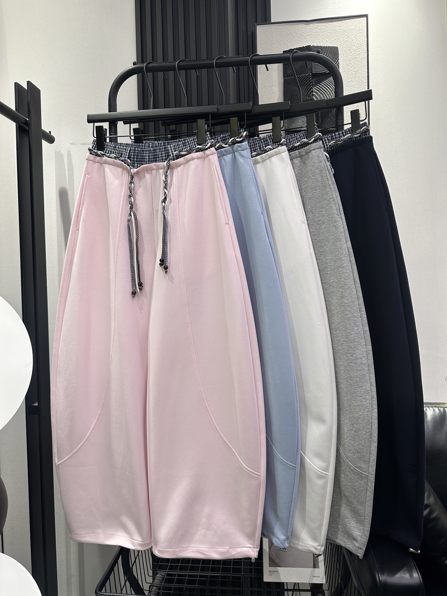 NO:716035,MiuMiu-Spring style high-waist contrasting color splicing plaid scimitar pants with beaded belt. The fabric is soft and comfortable and has a natural drape. The upper body does not look bloated. The texture is great. Five colors smlxl,,miumiu,19860909MiuMiu-春款高腰撞色拼接格子弯刀裤 搭配珠子腰带 面料柔软舒适 自带垂感 上身不显臃肿 质感嘎嘎好 五色 smlxl,,miumiu,,Women's clothing