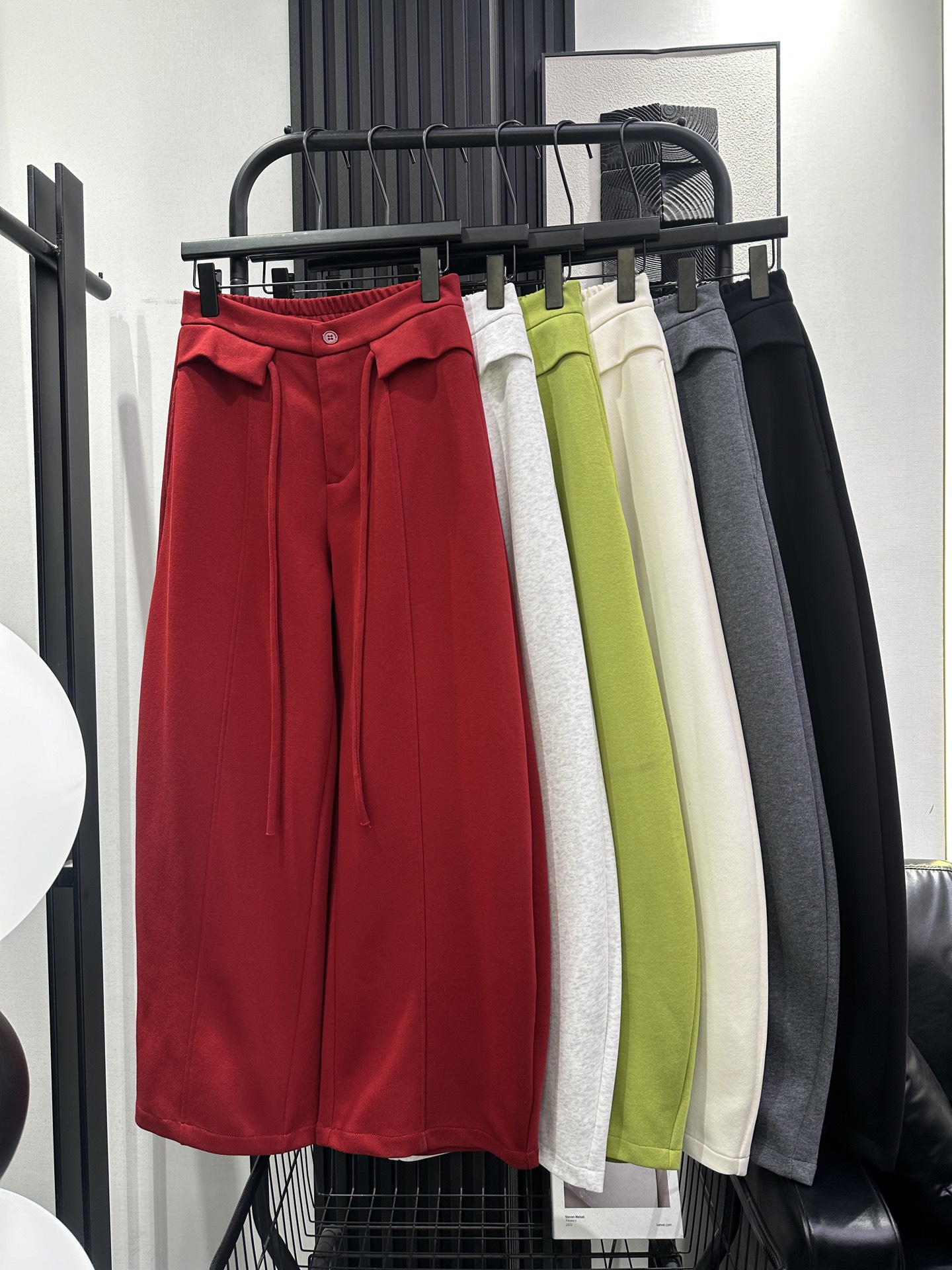 NO:716032,BALENCIAGA Balenciaga - the continuation of the popular style scimitar pants with straps on the front pocket. The version is slightly loose. The version is fashionable and western. The fabric is soft and comfortable. The elastic waist at the back is very tolerant. Six colors: smlxl,,balenciaga,balenciaga,19860909BALENCIAGA 巴黎世家-爆款延续 前袋盖绑带弯刀裤 版型微宽松 版型时尚洋气 面料柔软舒适 后松紧腰包容性强 六色 smlxl,,balenciaga,balenciaga,,Women's clothing