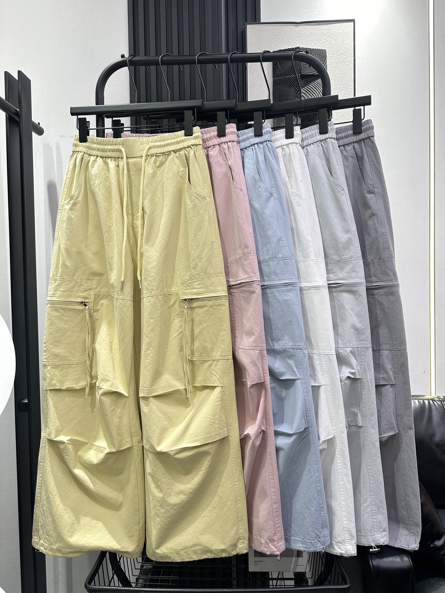 NO:716026,BALENCIAGA Balenciaga - new strap casual overalls. Cotton fabric is super comfortable, breathable and comfortable. The upper body is slim and textured. Large pocket zipper design style. Recommended six colors smlxl, balenciaga, balenciaga,19860909BALENCIAGA 巴黎世家-新款绑带休闲工装裤 棉布料超舒服 透气舒适 上身显瘦有质感 大口袋拉链设计风格 推荐 六色 smlxl,,balenciaga,balenciaga,,Women's clothing