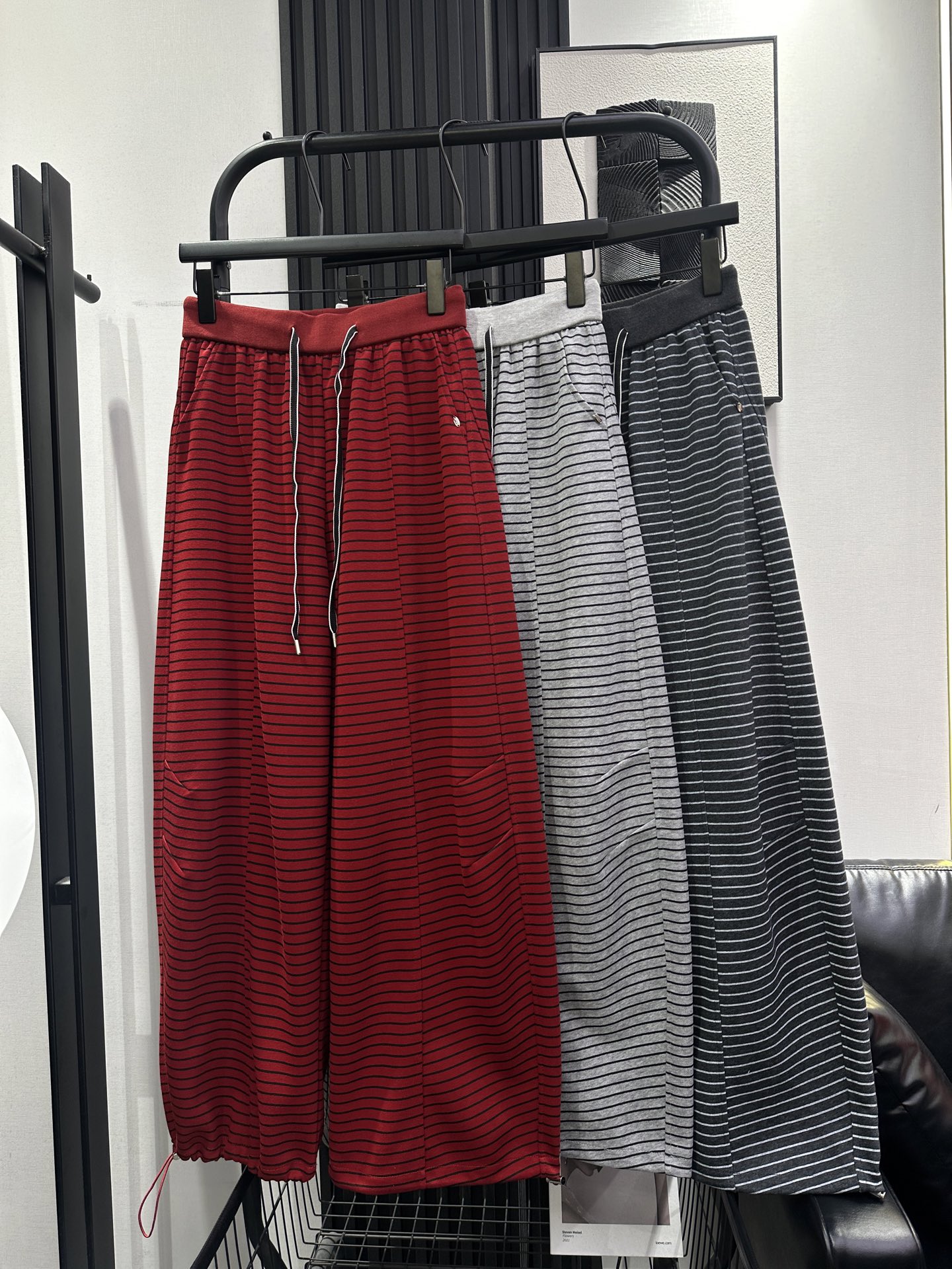 NO:716024,QOY-New style contrasting waist striped scimitar trousers with drawstring at the legs for two wears. Classic pinstripes are simple and high-end. Tolerant of all body shapes. Three colors smlxl,,19860909QOY-新款撞色腰条纹弯刀裤 裤脚带抽绳客两穿 经典细条纹简约又高级 包容各种身材 三色 smlxl,,,Women's clothing