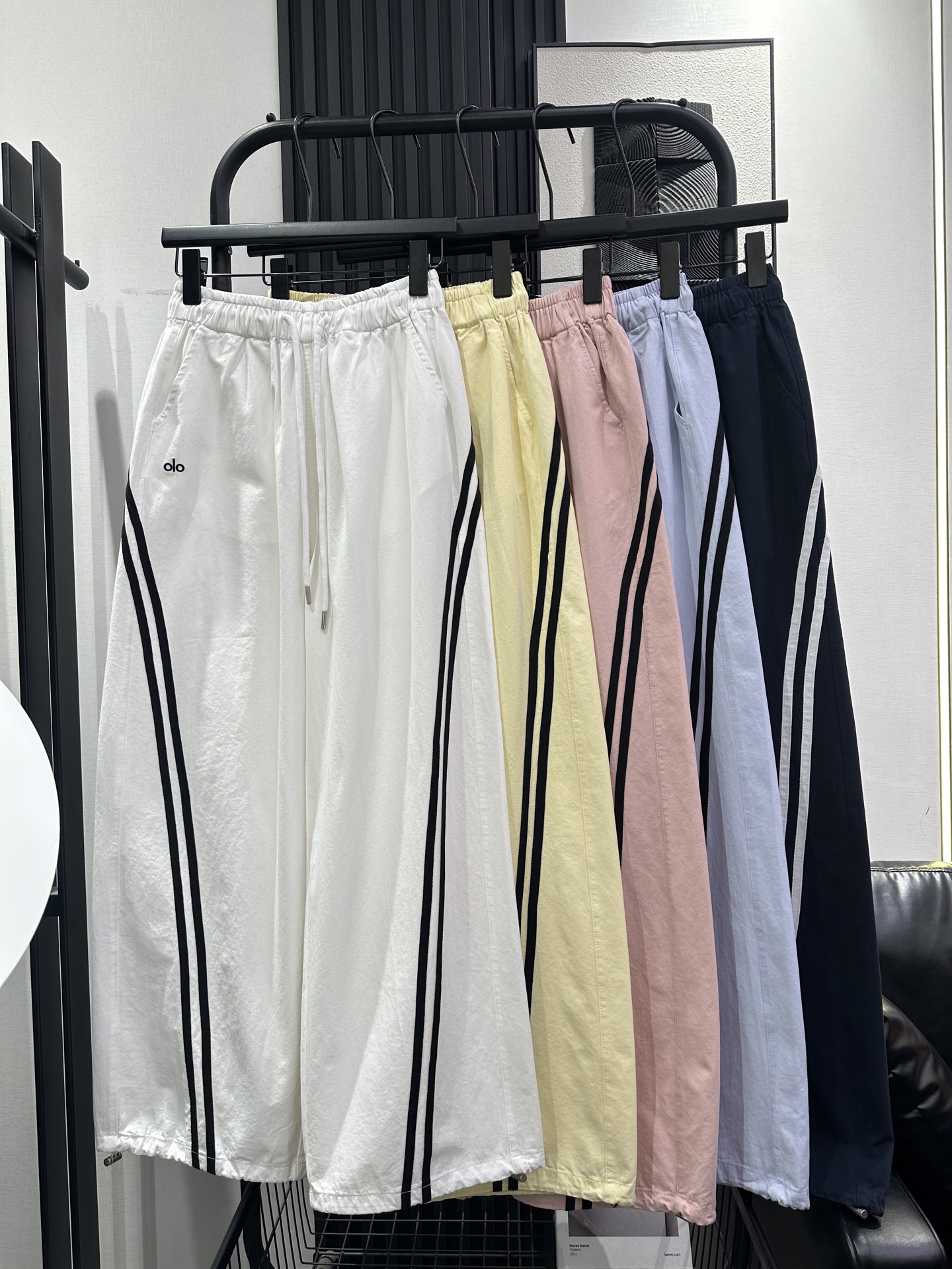 NO:716021,alo - popular diagonal parallel bar thin wide-leg casual pants, which visually make you look slimmer. The upper body has a great western-style effect. Recommended by Jue Juezi. Five colors smlxl,,19860909alo-爆款斜双杠薄款阔腿休闲裤 视觉看起来更显瘦 上身洋气效果极佳 绝绝子推荐 五色 smlxl,,,Women's clothing
