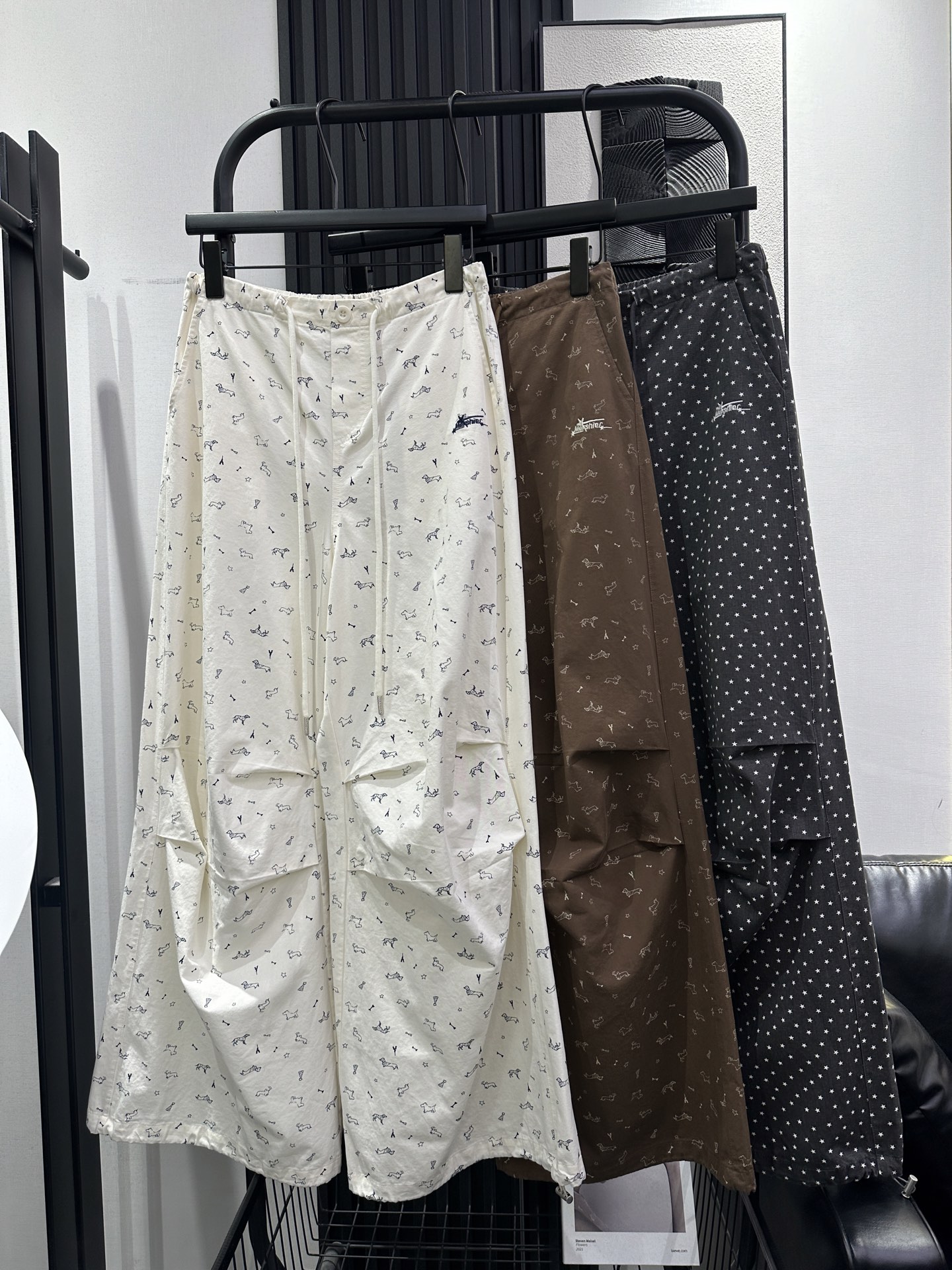 NO:716018,QOY-New style work casual pants with embroidered letters on the left front, pleated design at the knees, adjustable waist straps, slightly loose upper body, soft and comfortable, super good texture, three colors smlxl,,19860909QOY-新款左前刺绣字母工装休闲裤 膝盖边褶皱设计 腰有绑带可调节 版型上身微宽松 柔软舒适 质感超好 三色 smlxl,,,Women's clothing