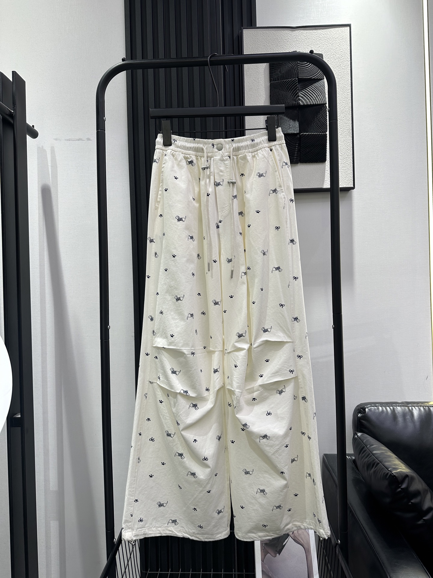 NO:716015,MiuMiu-New multi-pattern printed casual pants. The cotton fabric upper body is very light, breathable and comfortable. Especially fashionable and good-looking. A must-have item for reducing age. Recommended single color smlxl,,miumiu,19860909MiuMiu-新款多图案印花休闲裤 棉布料上身很轻薄 透气舒适 特别洋气好看 减龄必备单品 推荐 单色 smlxl,,miumiu,,Women's clothing