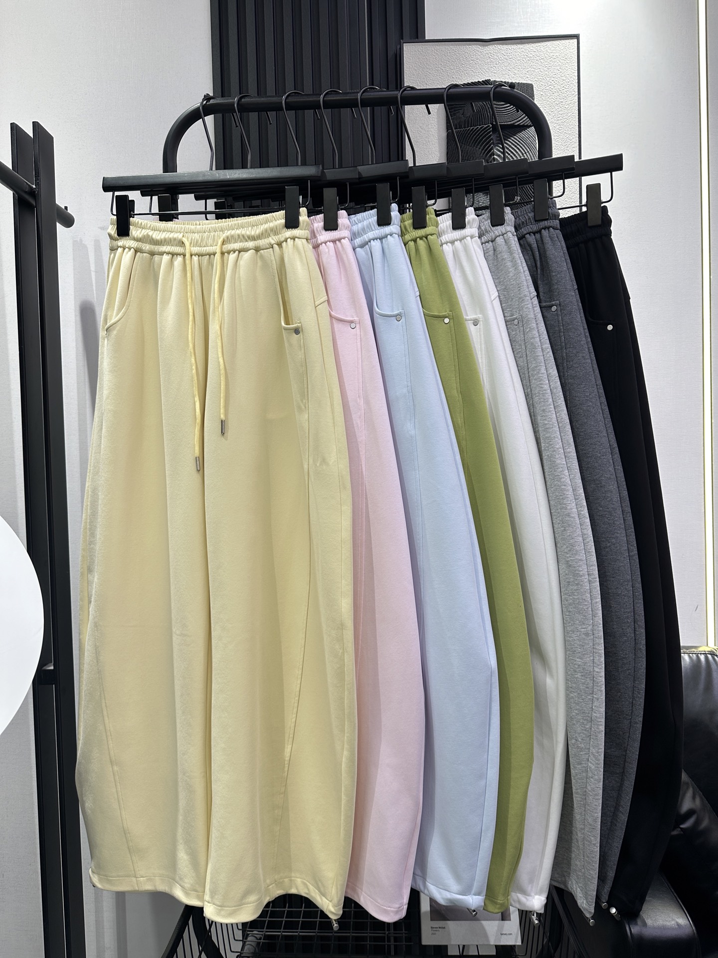 NO:717543,AS-New simple drawstring scimitar pants. The fabric is soft and the fit is slightly loose. The upper body is slim and easy to wear. It is tolerant regardless of body shape. Recommend eight colors smlxl,,19860909AS-新款简约抽绳弯刀裤 面料柔软 微宽松版型 上身显瘦又好穿 不挑身材包容性强 推荐 八色 smlxl,,,Women's clothing