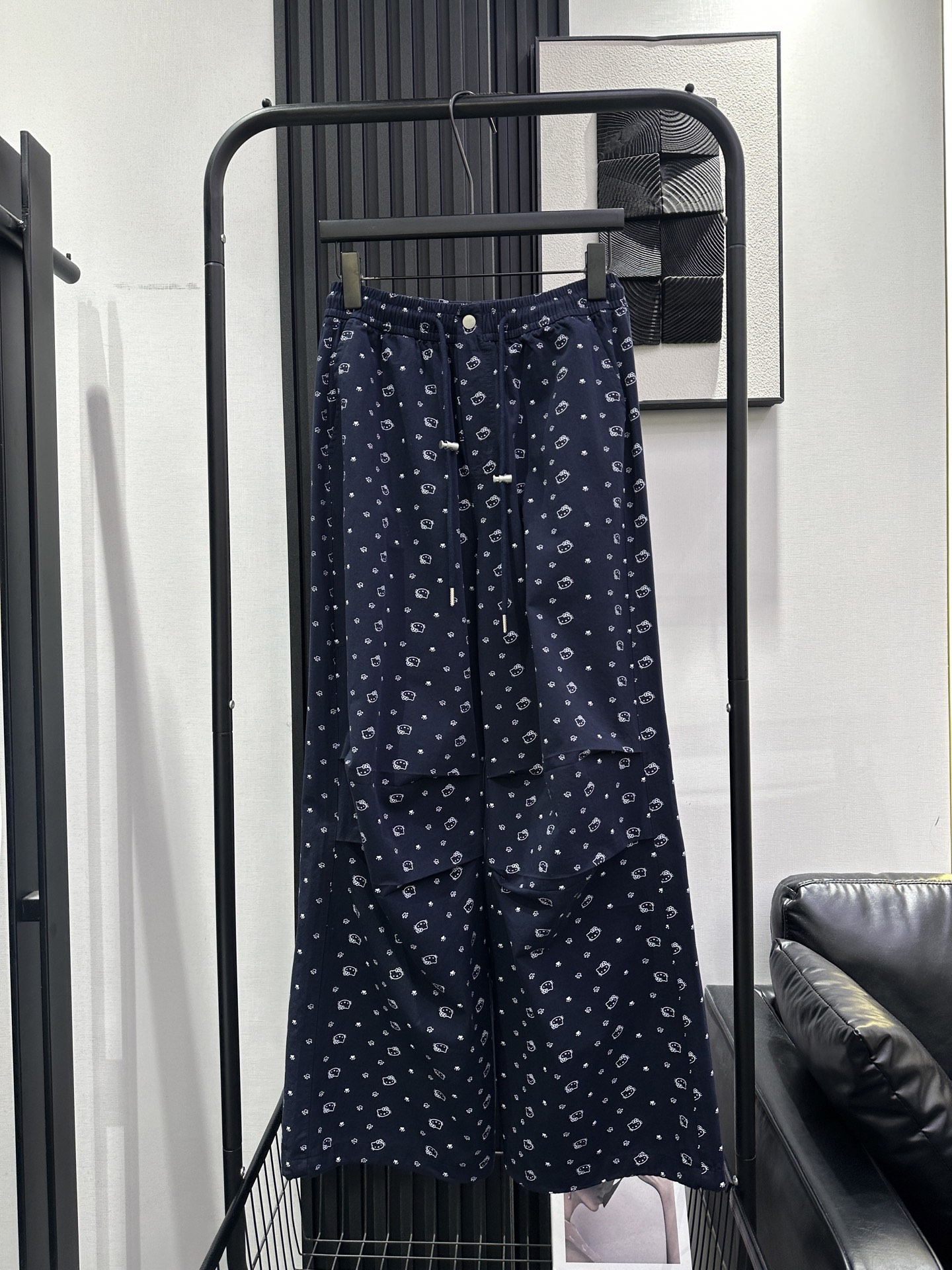 NO:716037,QOY-New thin KT cat print casual pants. The knees are pleated. The overall modification makes you slim. The elastic waist can be worn by both fat and thin people. The most important thing is to reduce age. Single color smlxl,,19860909QOY-新款薄款KT猫印花休闲裤 膝盖做了褶皱设计 整体修饰显瘦杆杆滴 松紧腰胖瘦都可穿最主要超减龄冲冲冲 单色 smlxl,,,Women's clothing