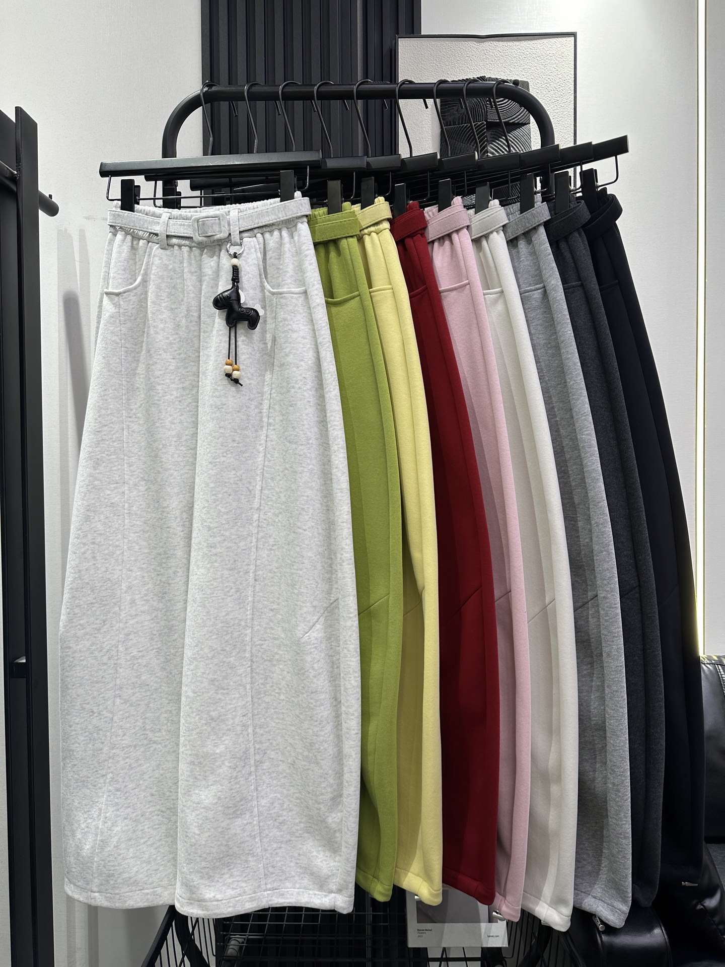 NO:716034,QOY-New style banana pants with pony pendant. The elastic waist is tolerant and the upper body is slim. The shape is correct. It can be easily controlled by various leg shapes. Recommended nine colors smlxl,,19860909QOY-新款洋气小马挂件香蕉裤 松紧腰包容性强 上身显瘦 版型正 各种腿型都轻松驾驭 推荐 九色 smlxl,,,Women's clothing