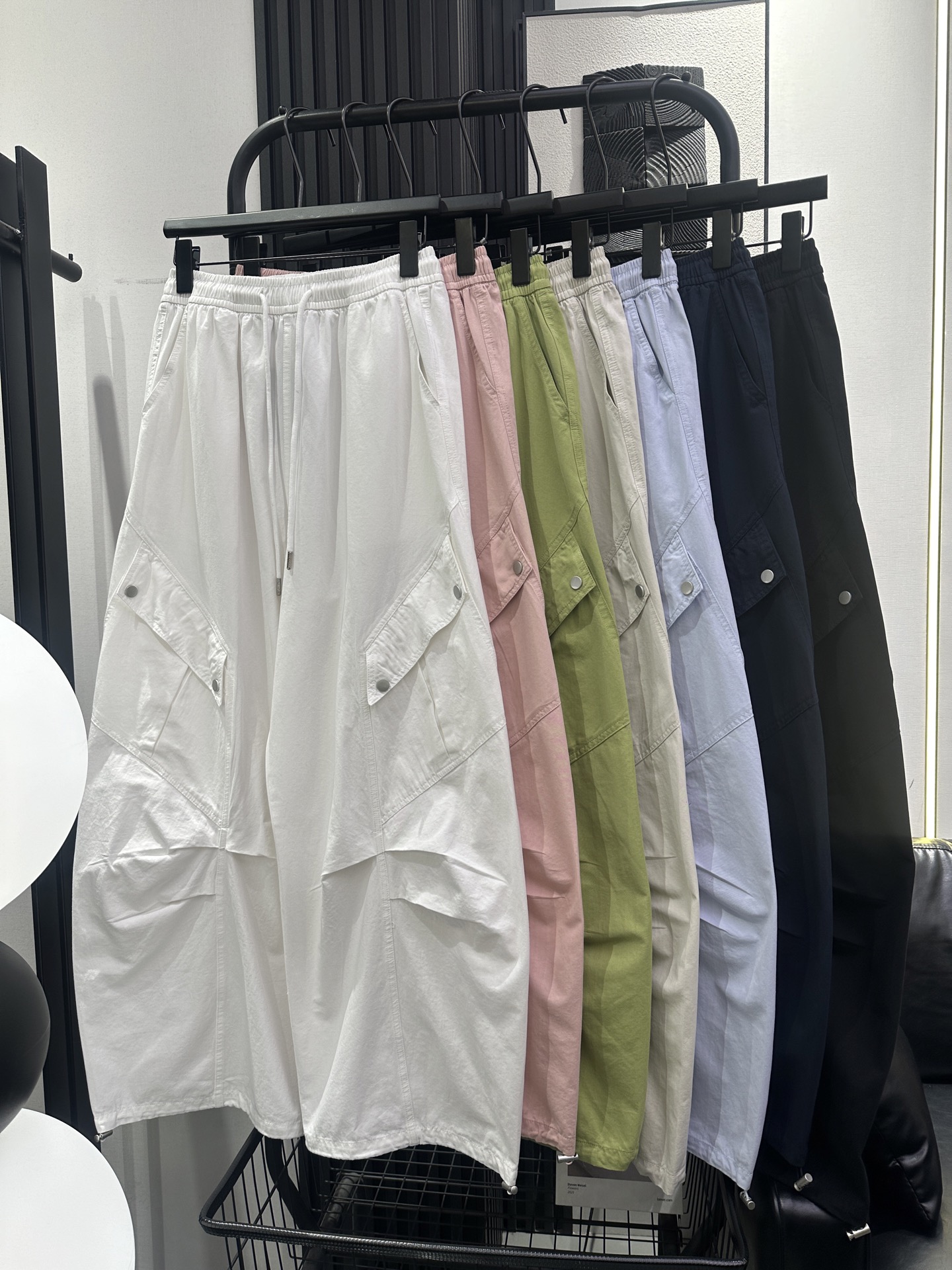 NO:716473,BALENCIAG Balenciaga's new style wide-leg casual pants with slant pockets, American retro hip-hop slanted large pocket overalls for men and women, hip-hop loose wide-leg trousers, fashionable and versatile, 7 colors smlxl,,balenciaga,balenciaga,19860909BALENCIAG 巴黎世家 新款 斜袋盖阔腿休闲裤 美式复古 街舞斜大口袋工装裤男女嘻哈宽松阔腿长裤 时尚百搭 7色 smlxl,,balenciaga,balenciaga,,Women's clothing