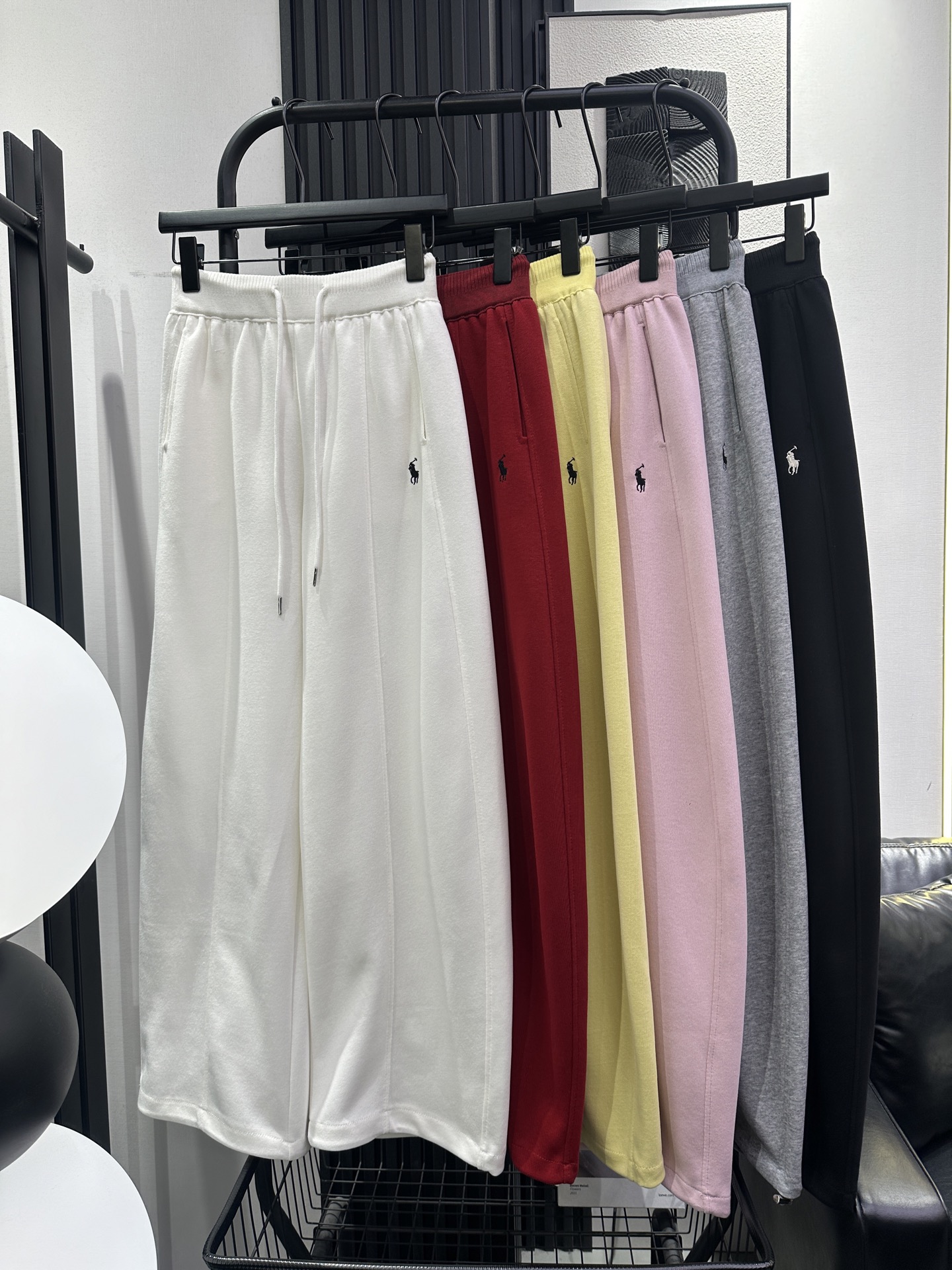 NO:734717,QOY - New style casual banana pants with embroidery work on the left pocket. Slightly loose fit. The upper body is fashionable and slim. The color is perfect. The trouser legs have drawstrings and can be worn twice. Recommended six colors smlxl,,19860909QOY-新款左袋口刺绣工艺休闲香蕉裤 微宽松版型 上身洋气又显瘦 颜色绝绝子 裤脚带抽绳可两穿 推荐 六色 smlxl,,,Women's clothing