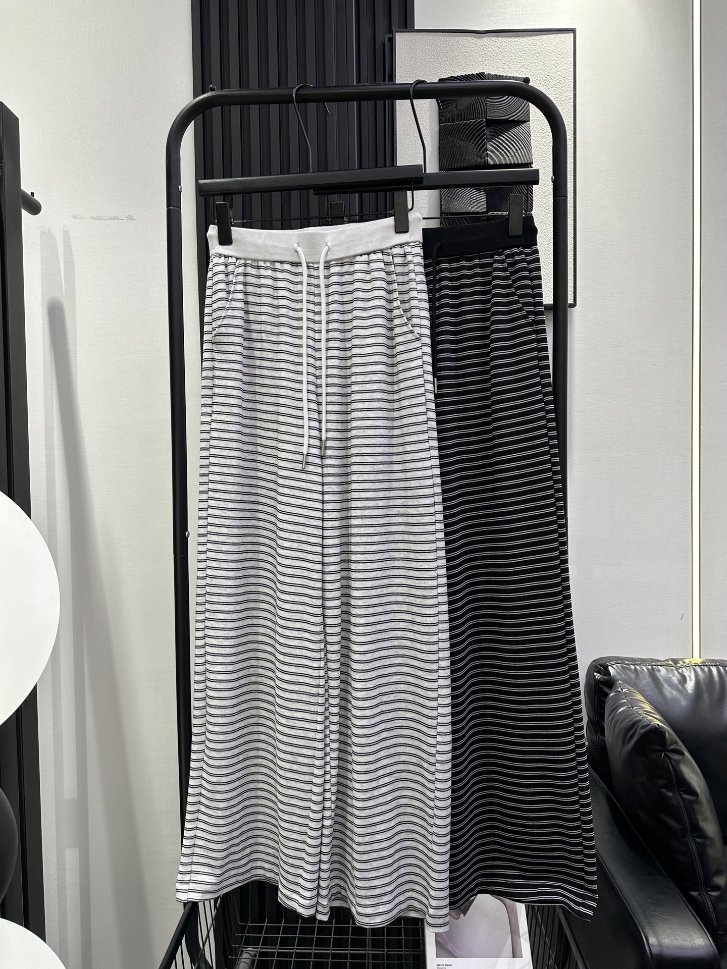 NO:738235,Acne_studios new striped wide-leg pants. The shape is really amazing. They are very slimming. The fabric drape is also very casual and versatile. Two colors smlxl,,acne studios,dior,19860909Acne_studios 新款条纹阔腿裤 版型真的绝了 非常显瘦 面料垂感也很好休闲又百搭 两色 smlxl,,acne studios,dior,,Women's clothing