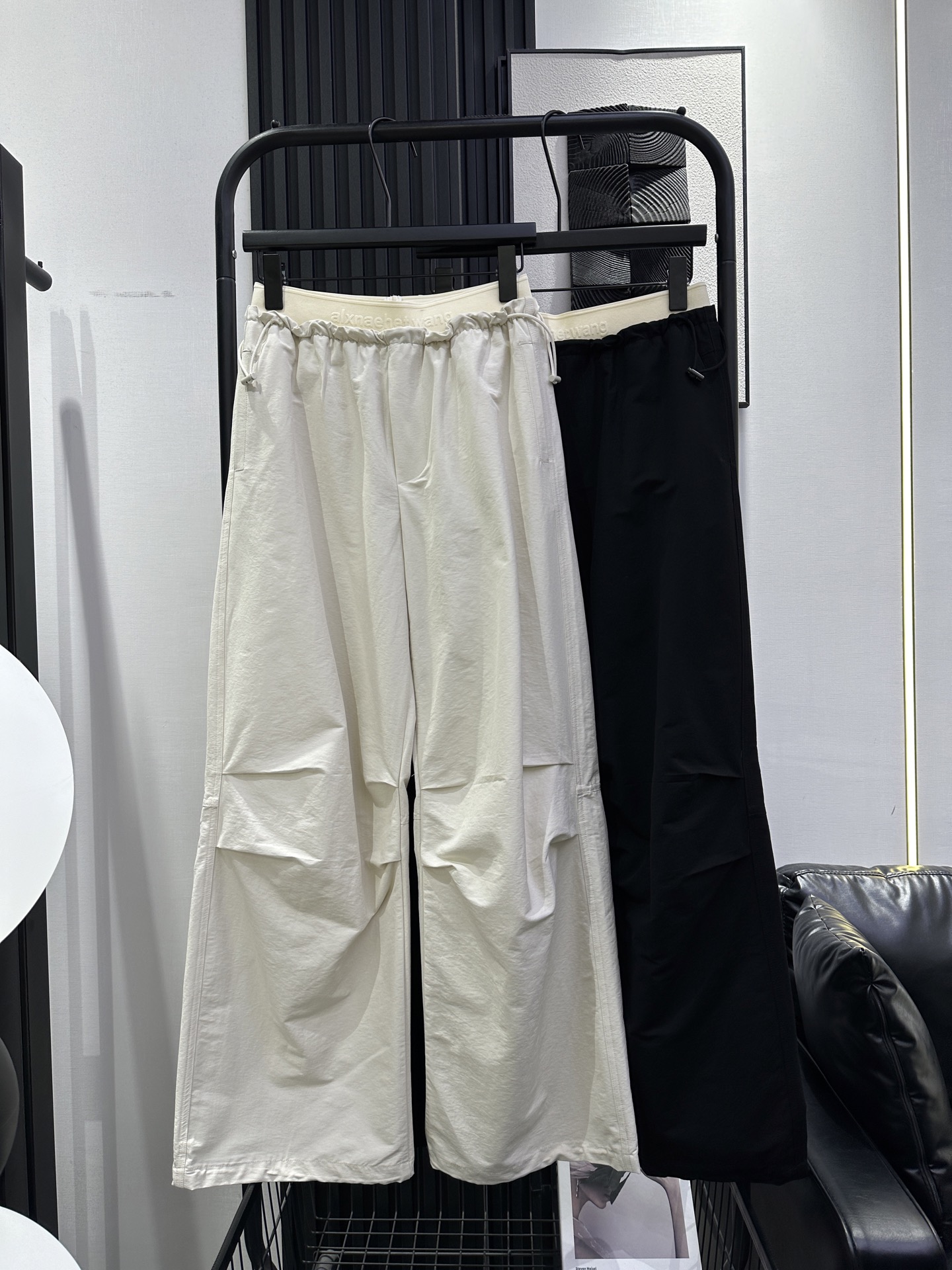 NO:738233,Alexander wang's new high-waist lettered wide-leg casual pants. The waist has drawstrings on the sides and is adjustable. It has a waterproof function. The fabric is comfortable and breathable. The upper body looks good. Two colors smlxl,,alexander wang,19860909Alexander wang 大王新款 高腰字母阔腿休闲裤 腰侧边带抽绳可调节 带点防水功能 面料舒适透气 上身好看 两色 smlxl,,alexander wang,,Women's clothing